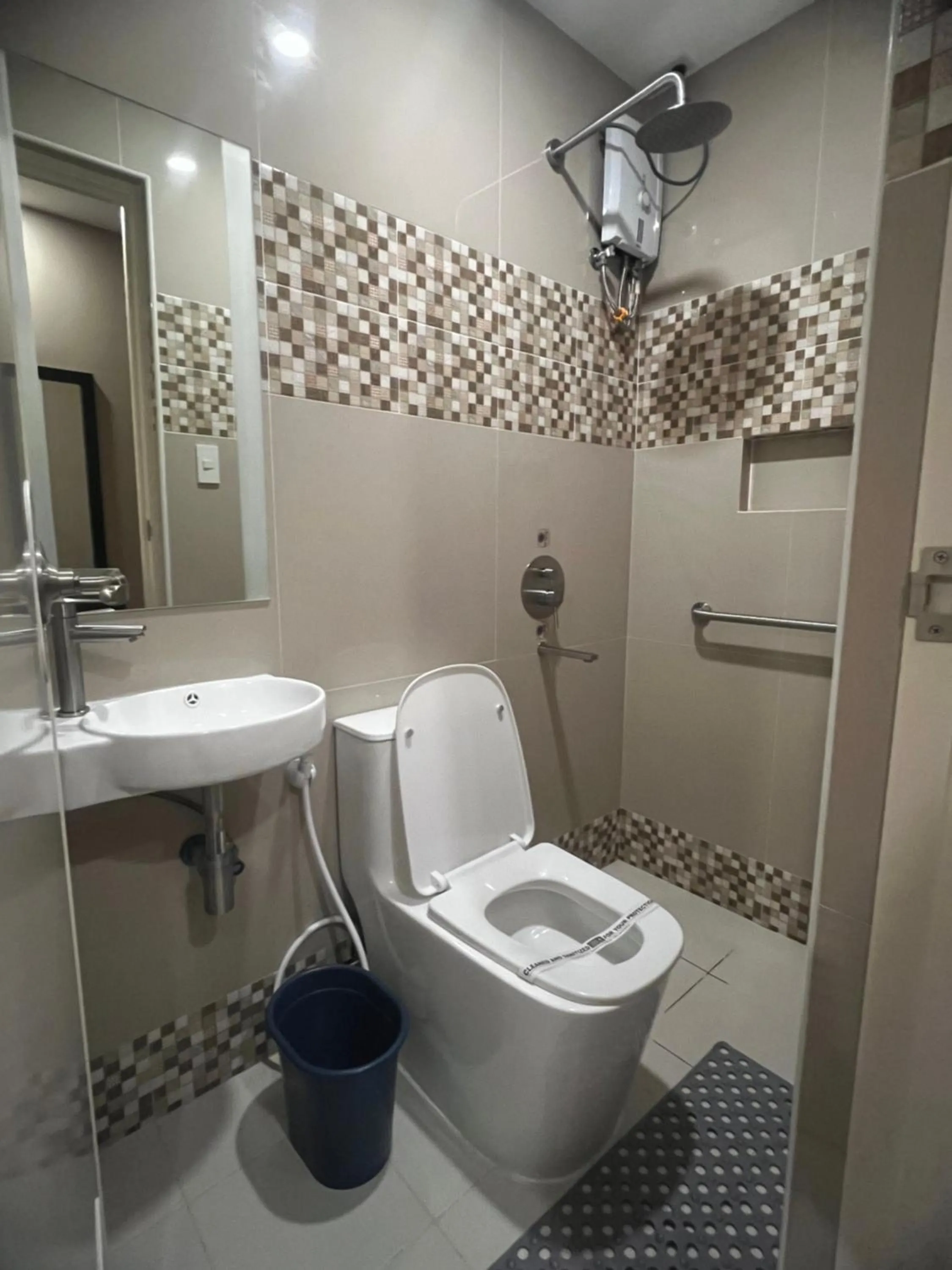 Toilet in Hotel Sogo EDSA Shaw Blvd