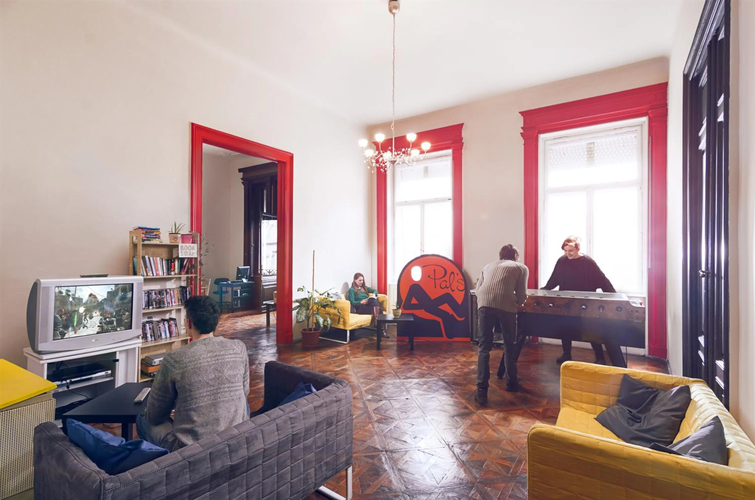 Communal lounge/ TV room in Pal's Hostel and Apartments