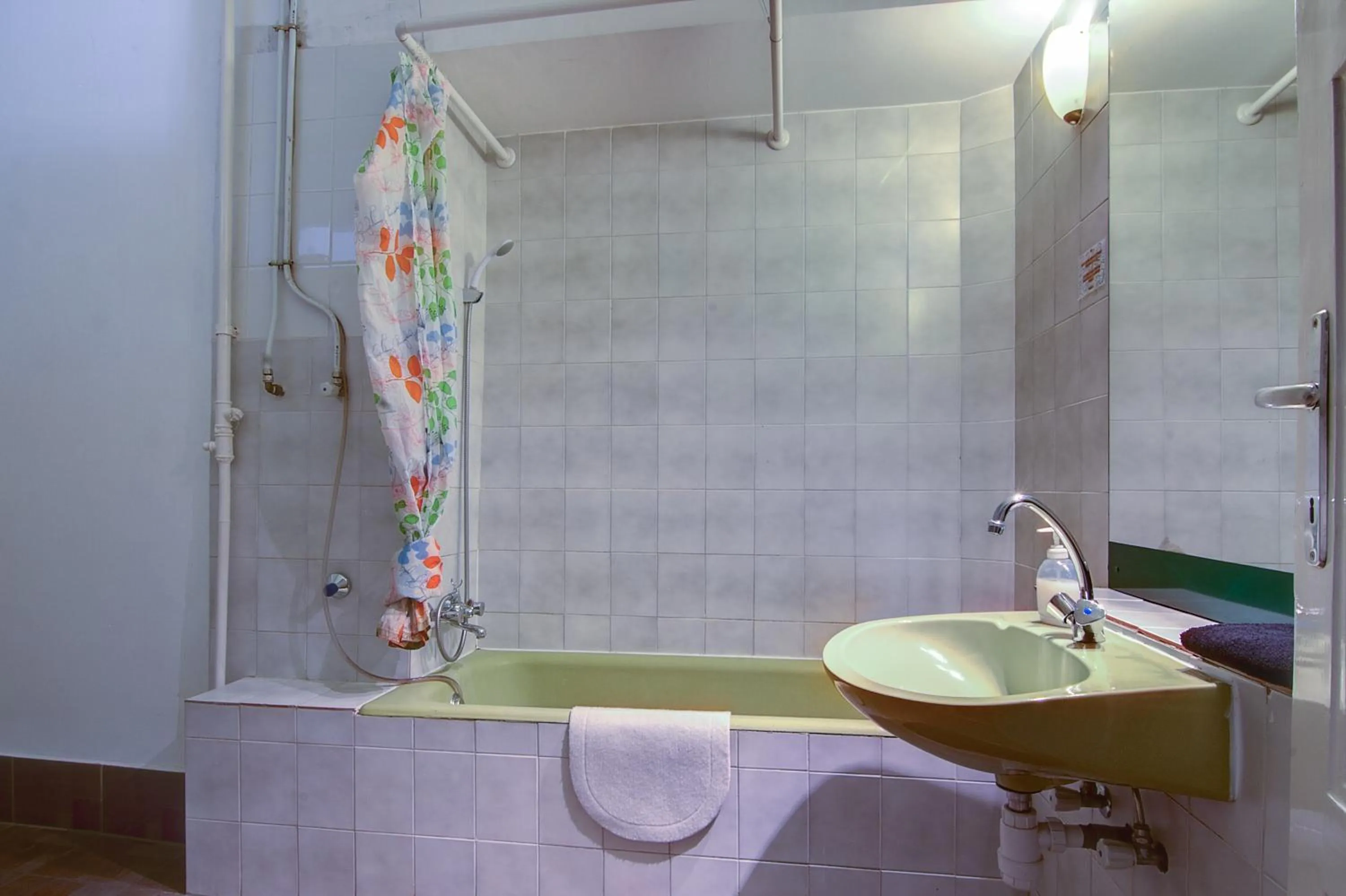 Bathroom in Pal's Hostel and Apartments