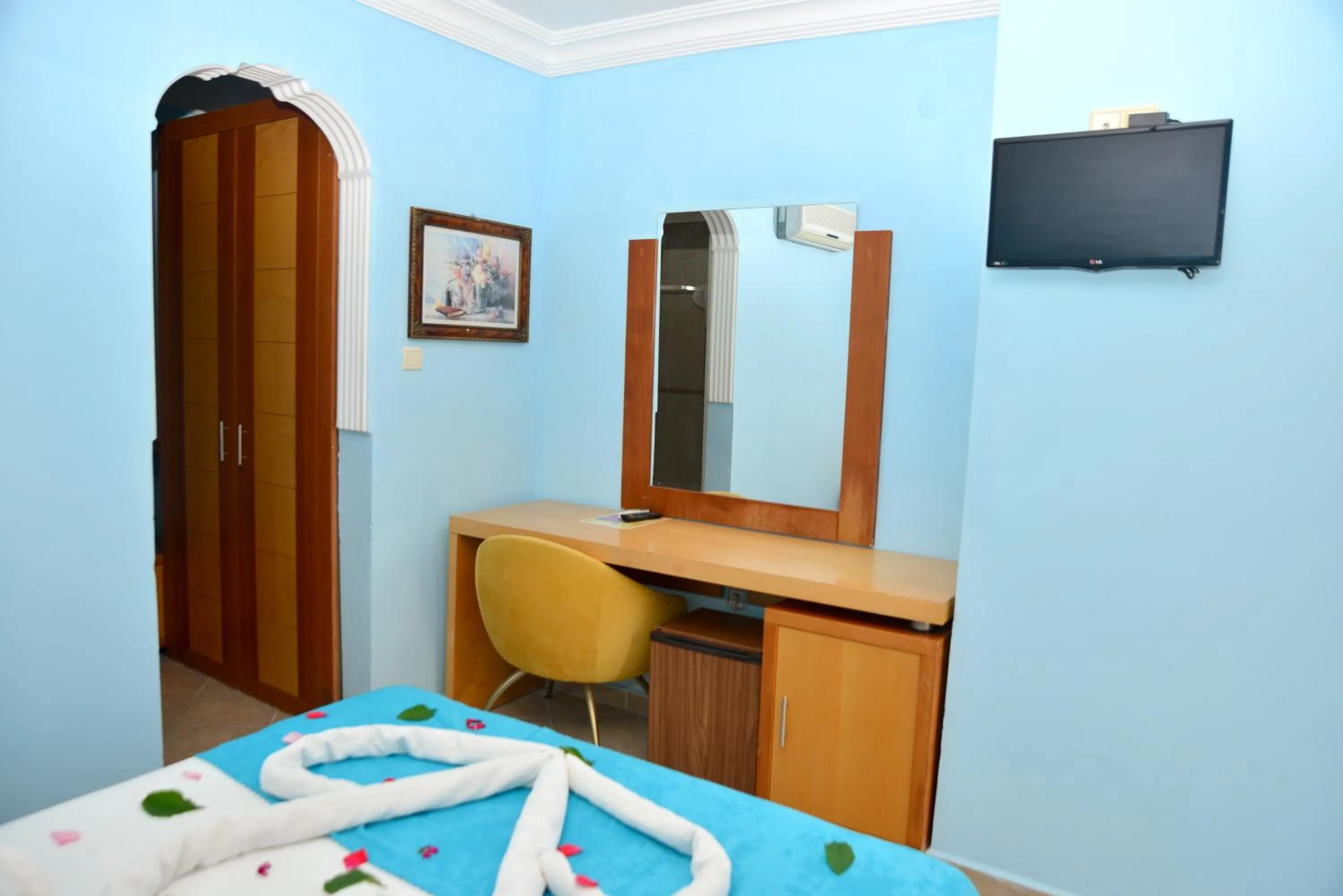 Bed in Side Temple Hotel