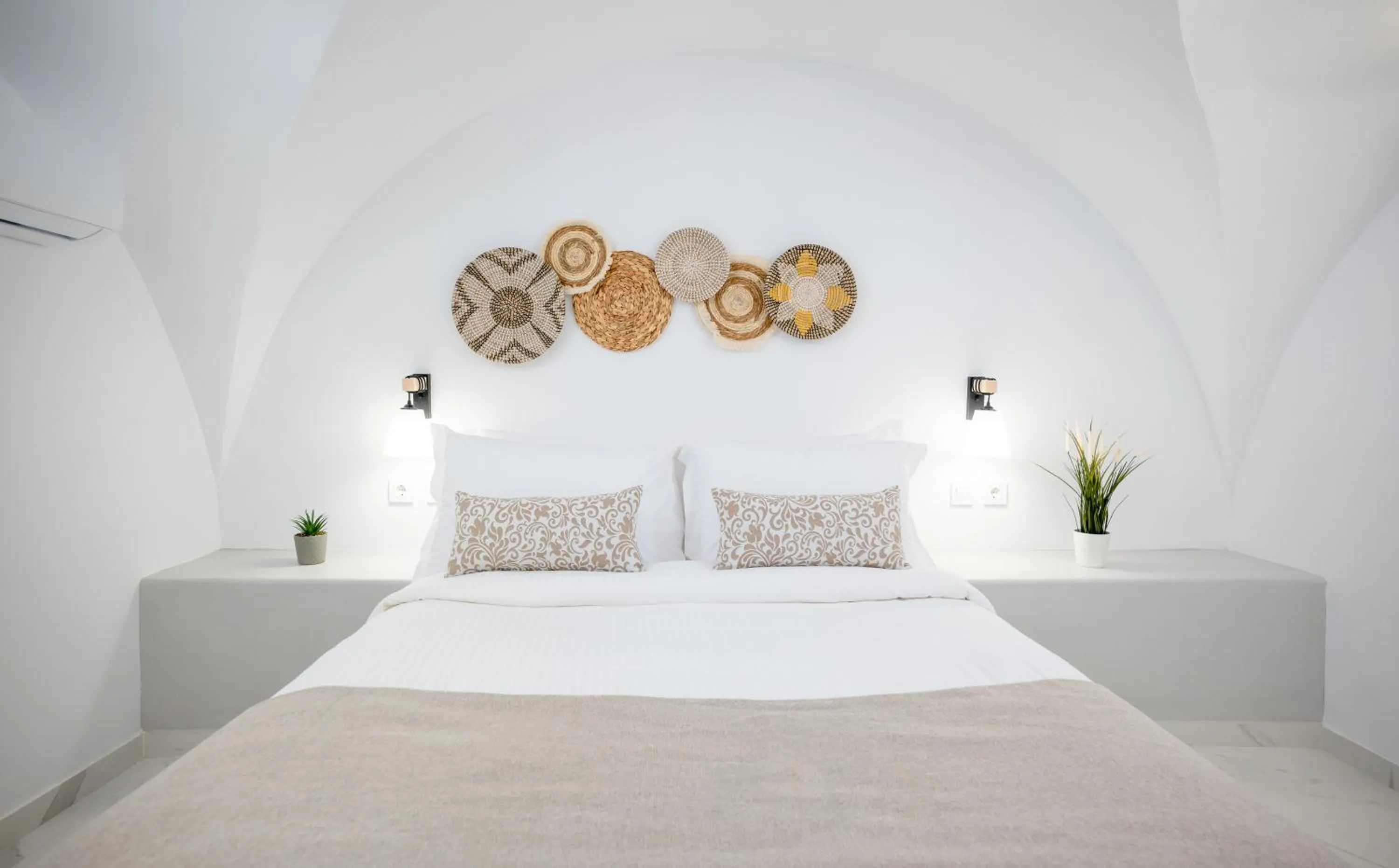 Bed in Kýma Perissa