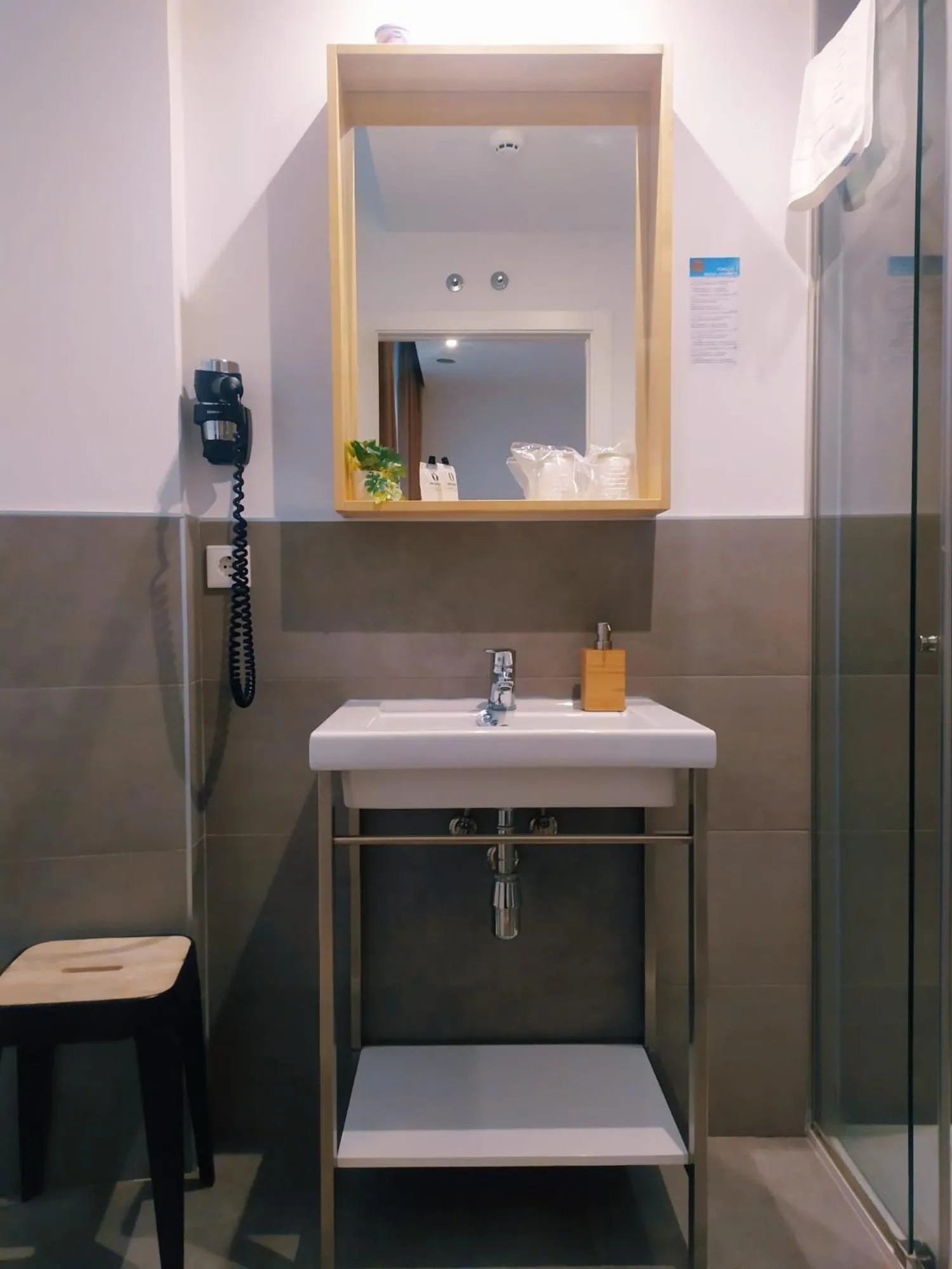 Shower in Pensión Sarriegi