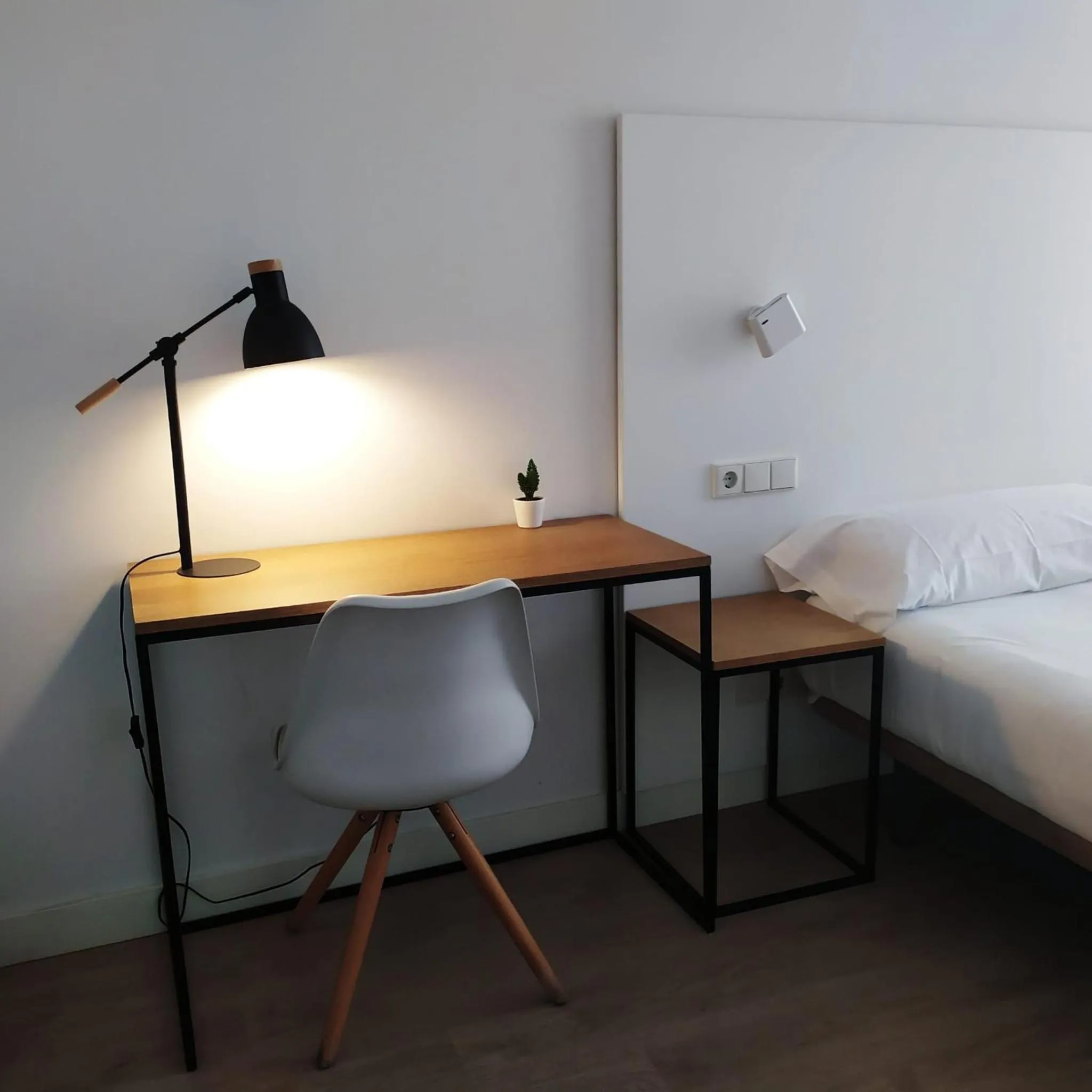 Seating area, Bed in Pensión Sarriegi