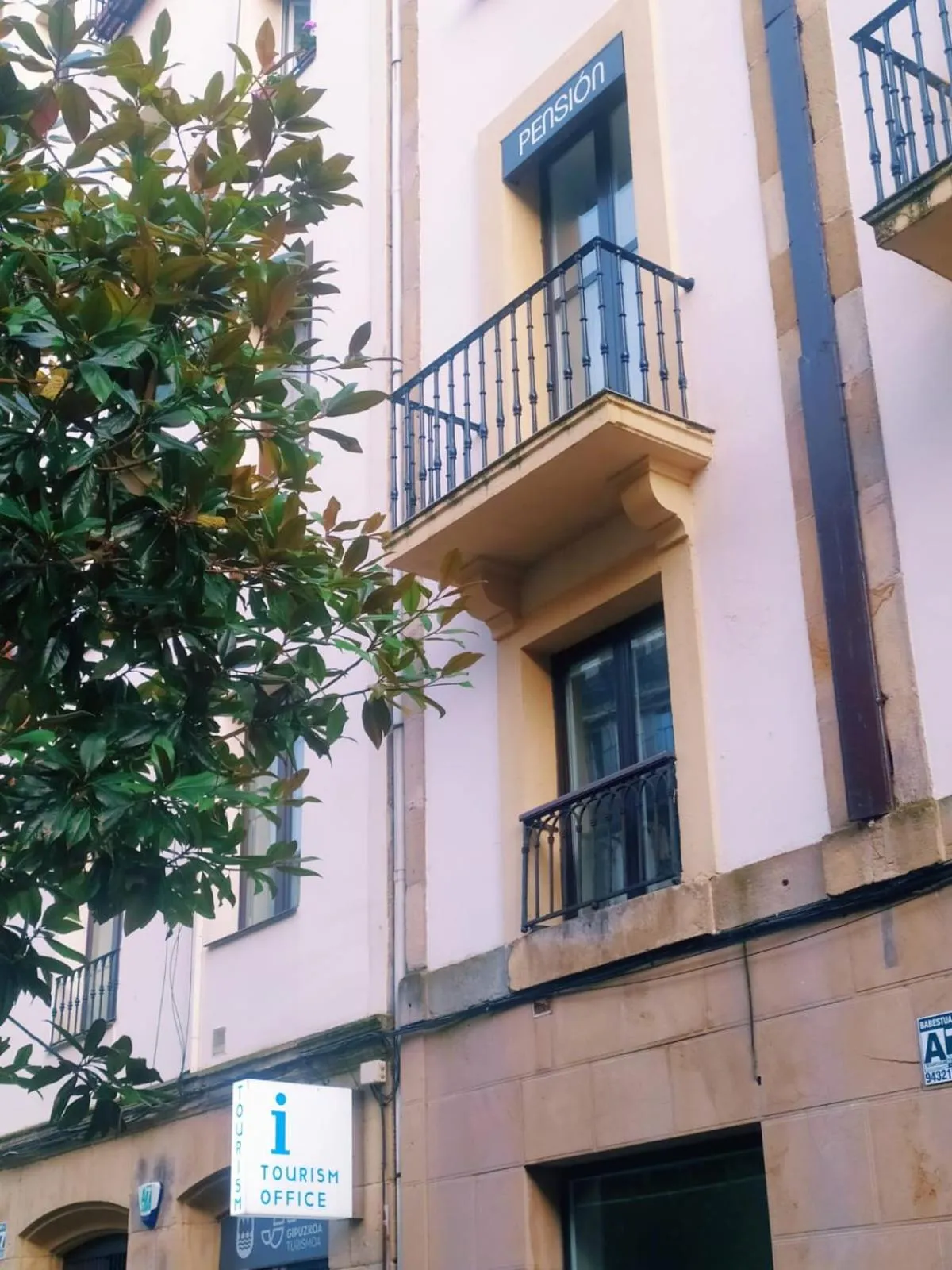 Facade/entrance in Pensión Sarriegi