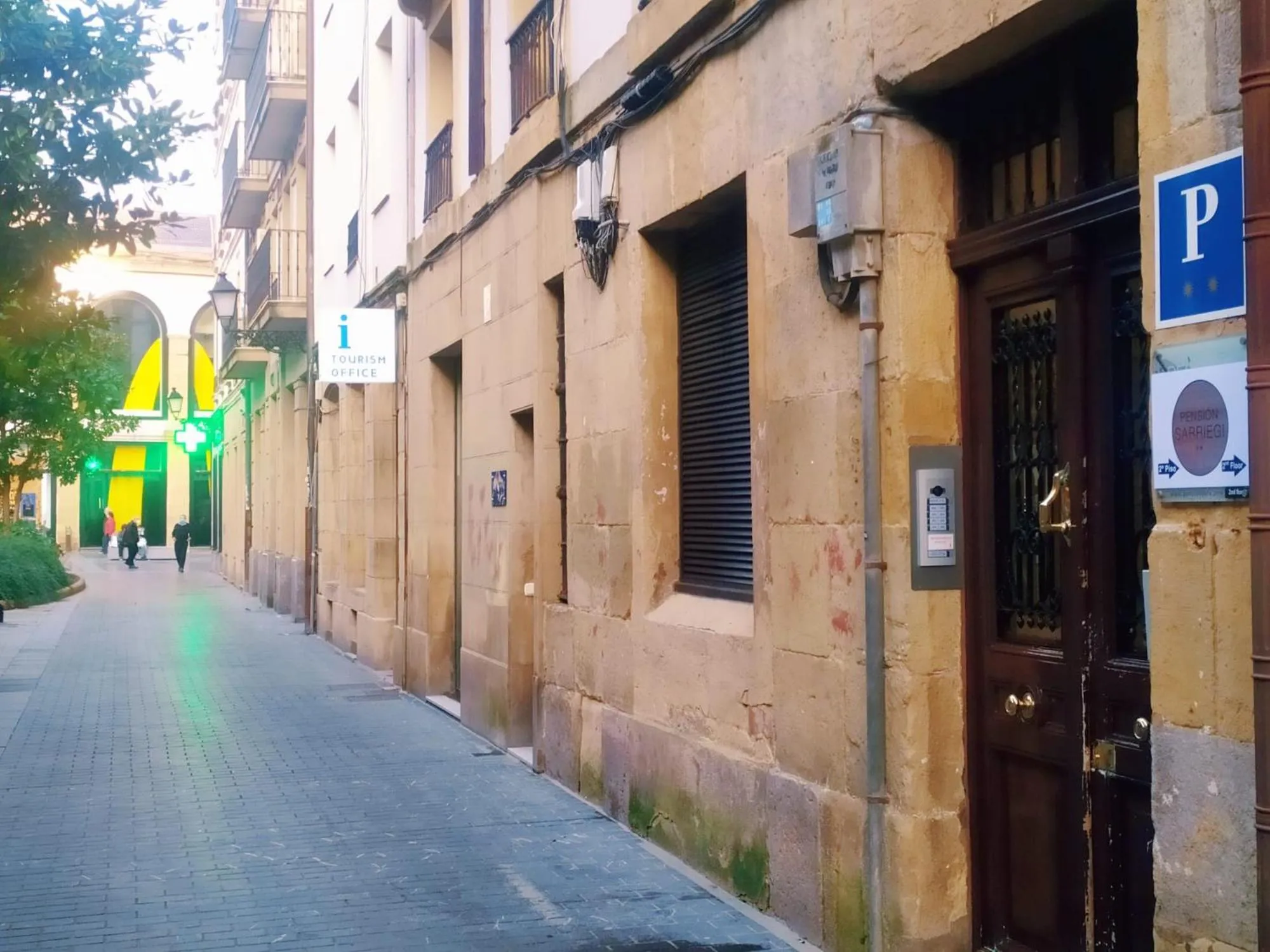 Facade/entrance in Pensión Sarriegi