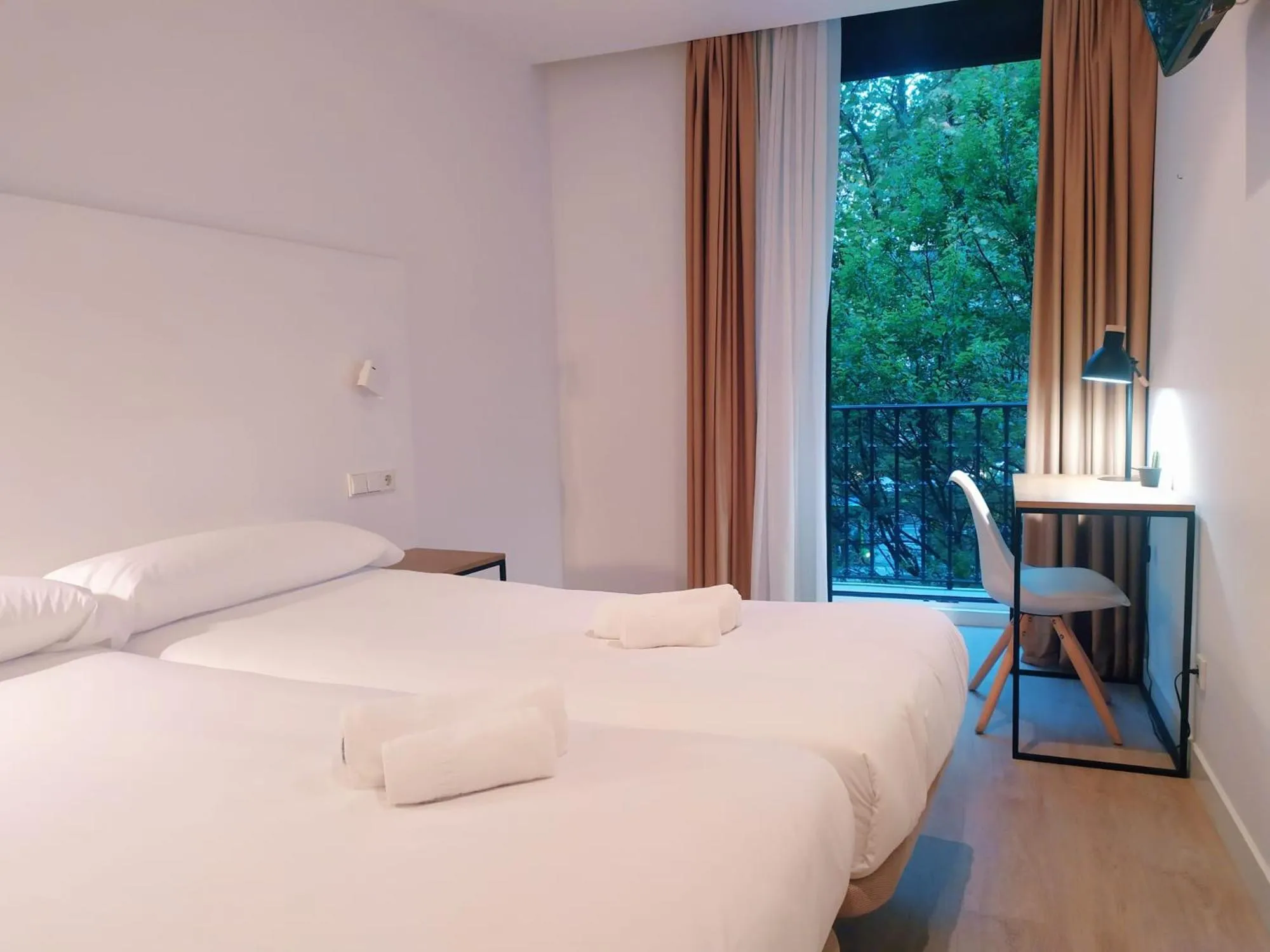 Balcony/Terrace, Bed in Pensión Sarriegi