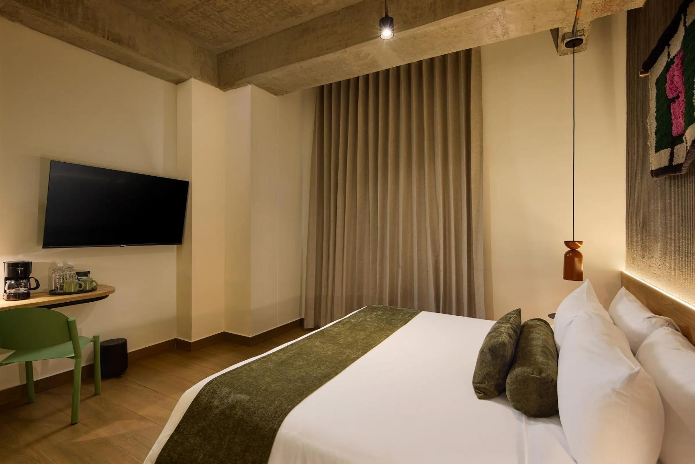 Bed in Hunters Hotel by Jalo