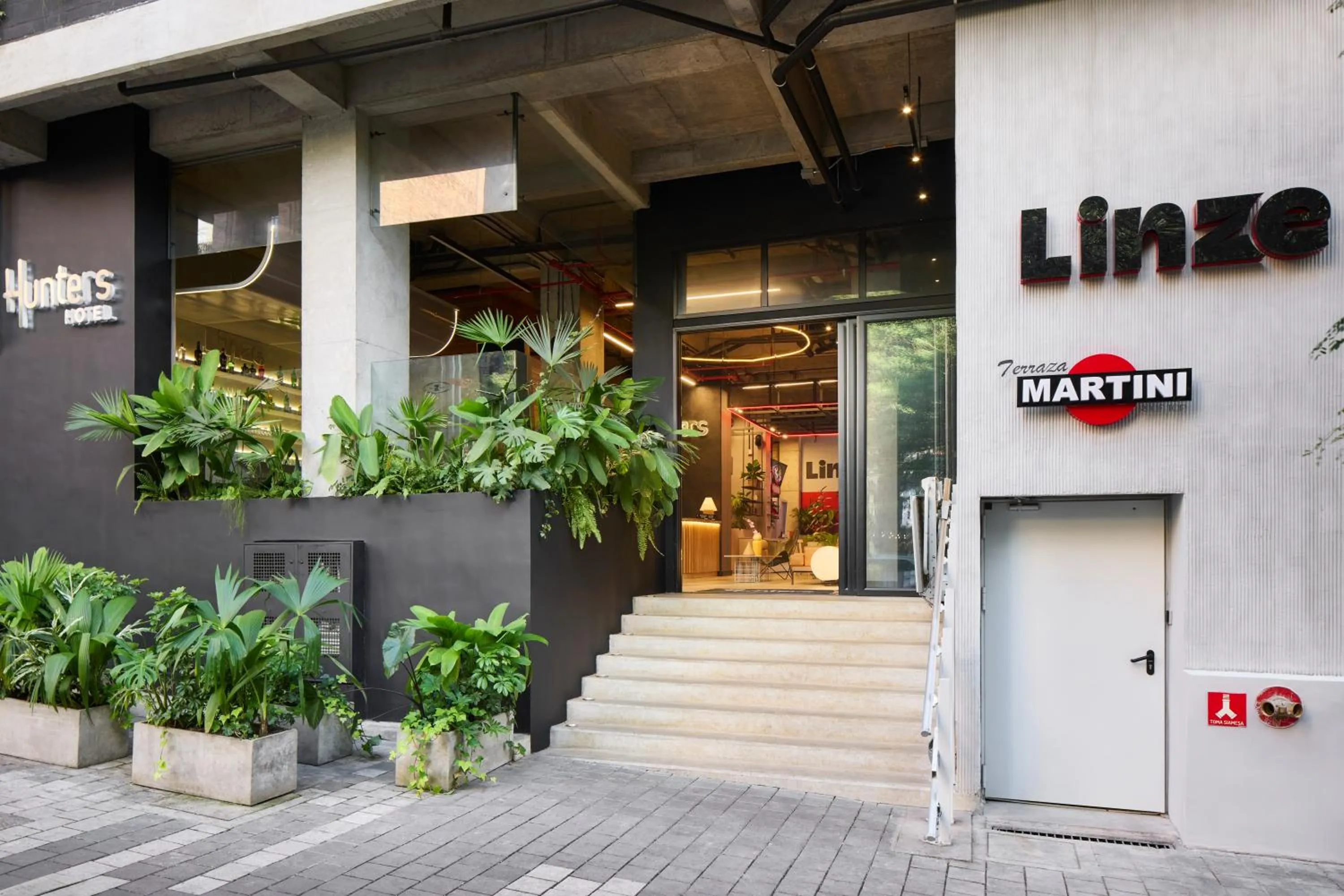 Facade/entrance in Hunters Hotel by Jalo