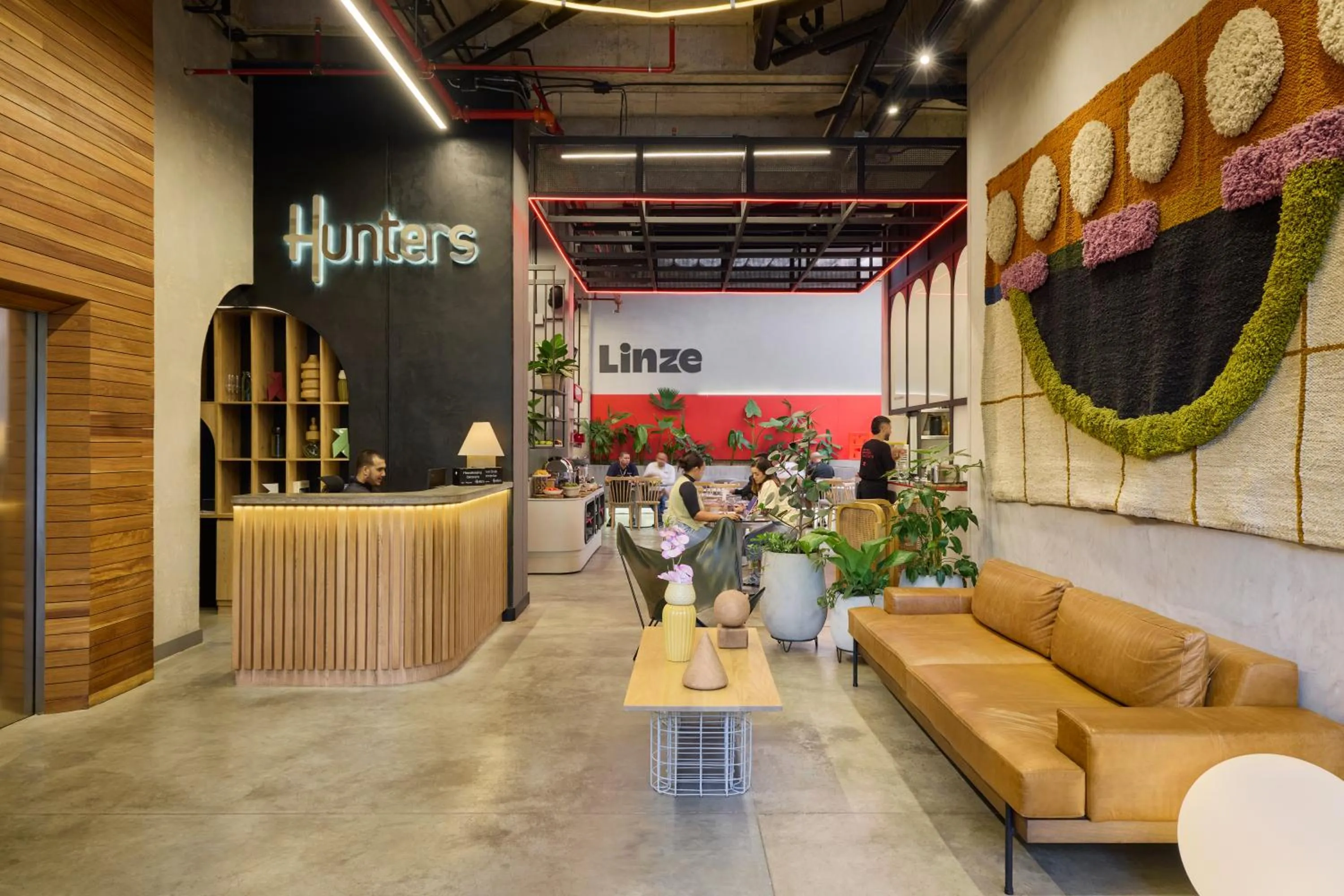 People in Hunters Hotel by Jalo