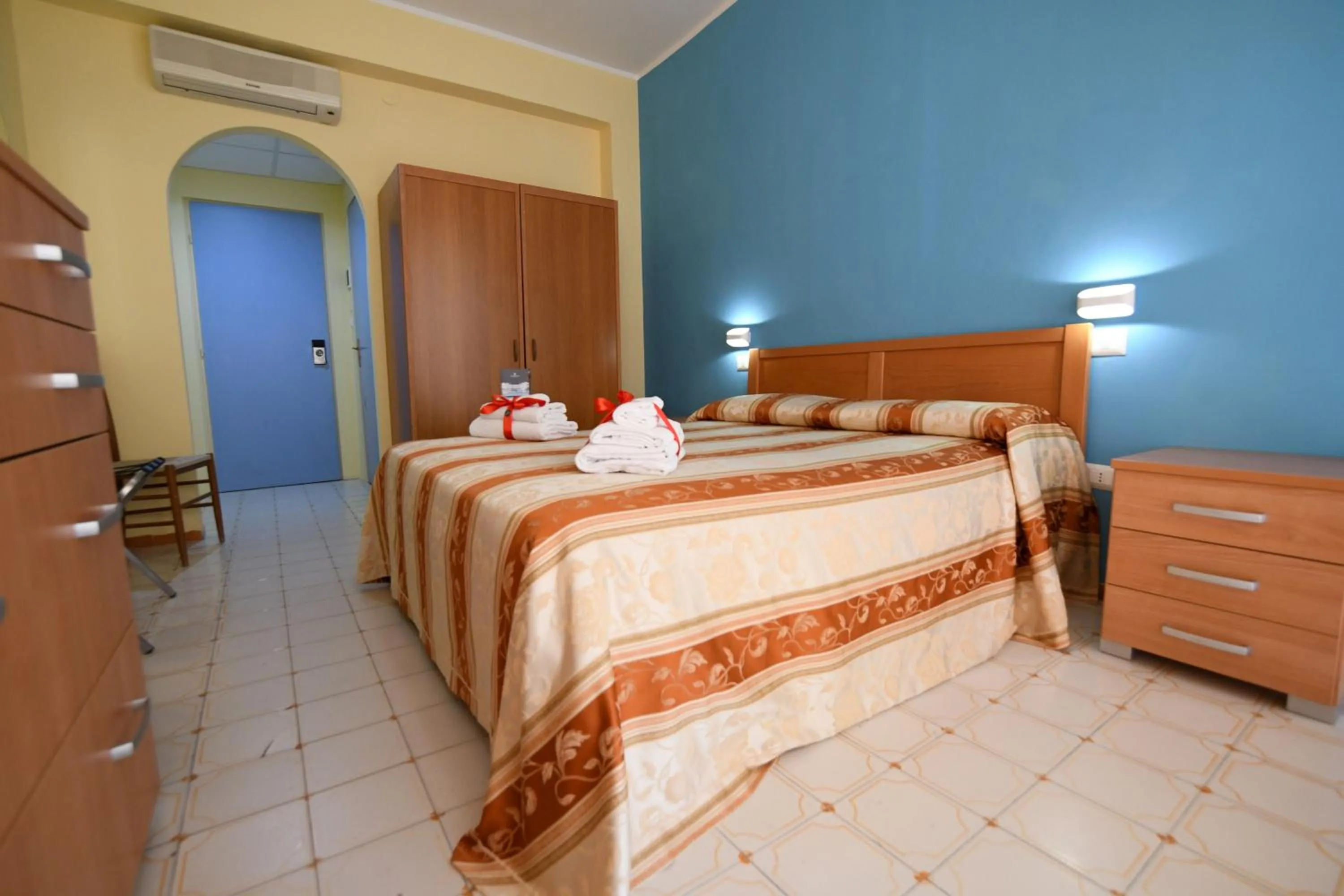 Photo of the whole room, Bed in International Resort