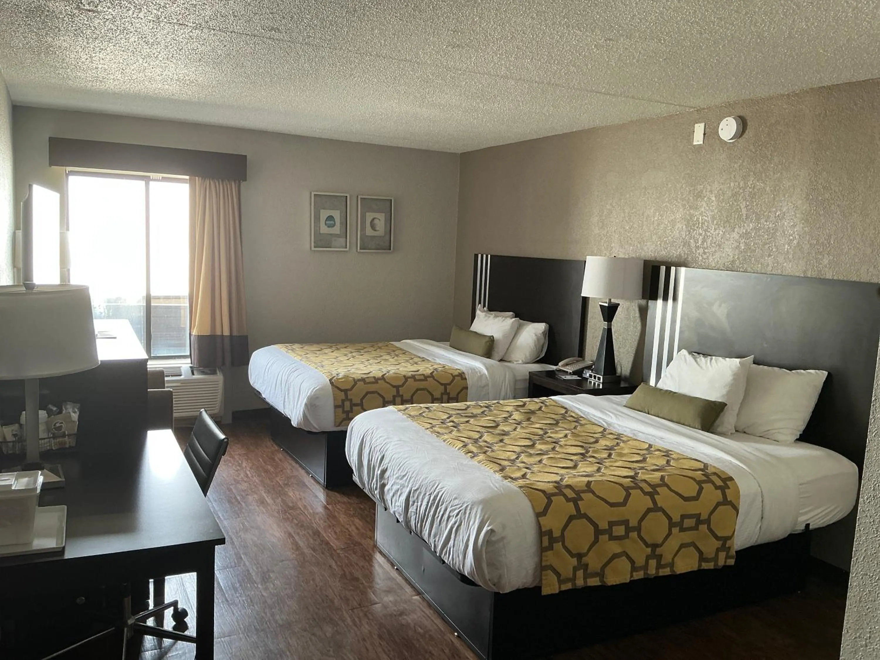 Queen Room with Shared Bathroom in Greenville Inn