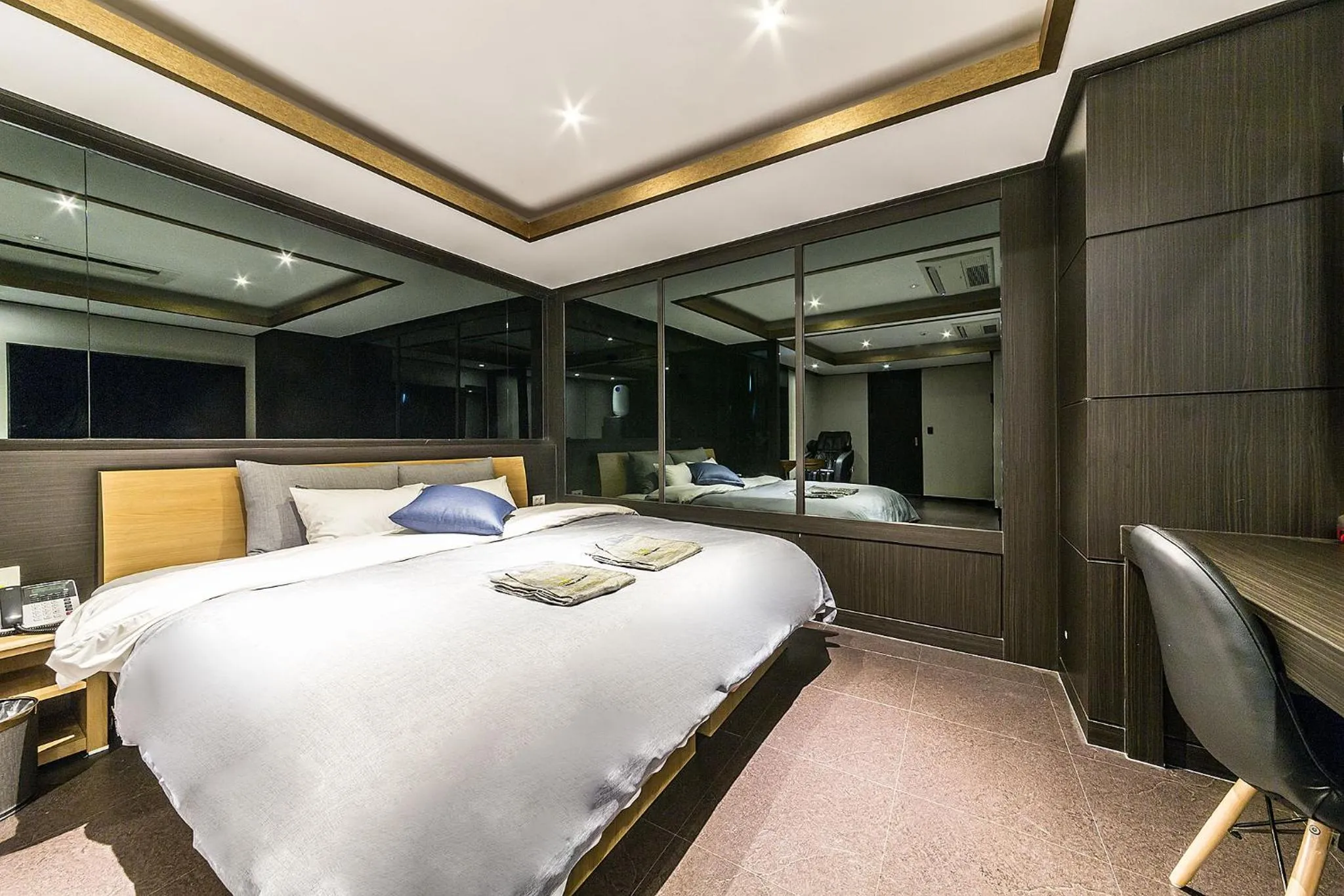 Bed in Incheon Seven Hotel