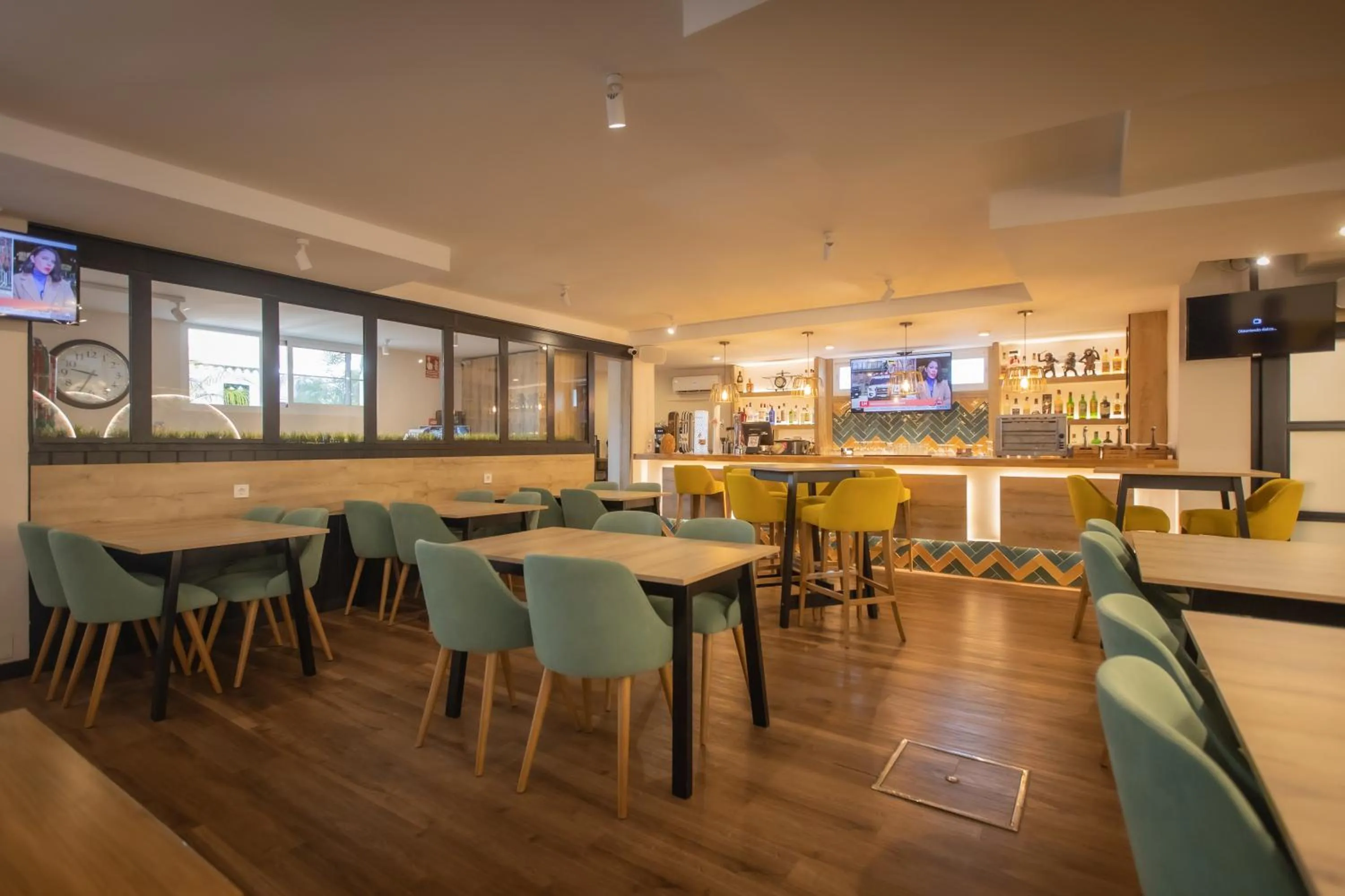 Restaurant/places to eat in Hotel Zen Airport