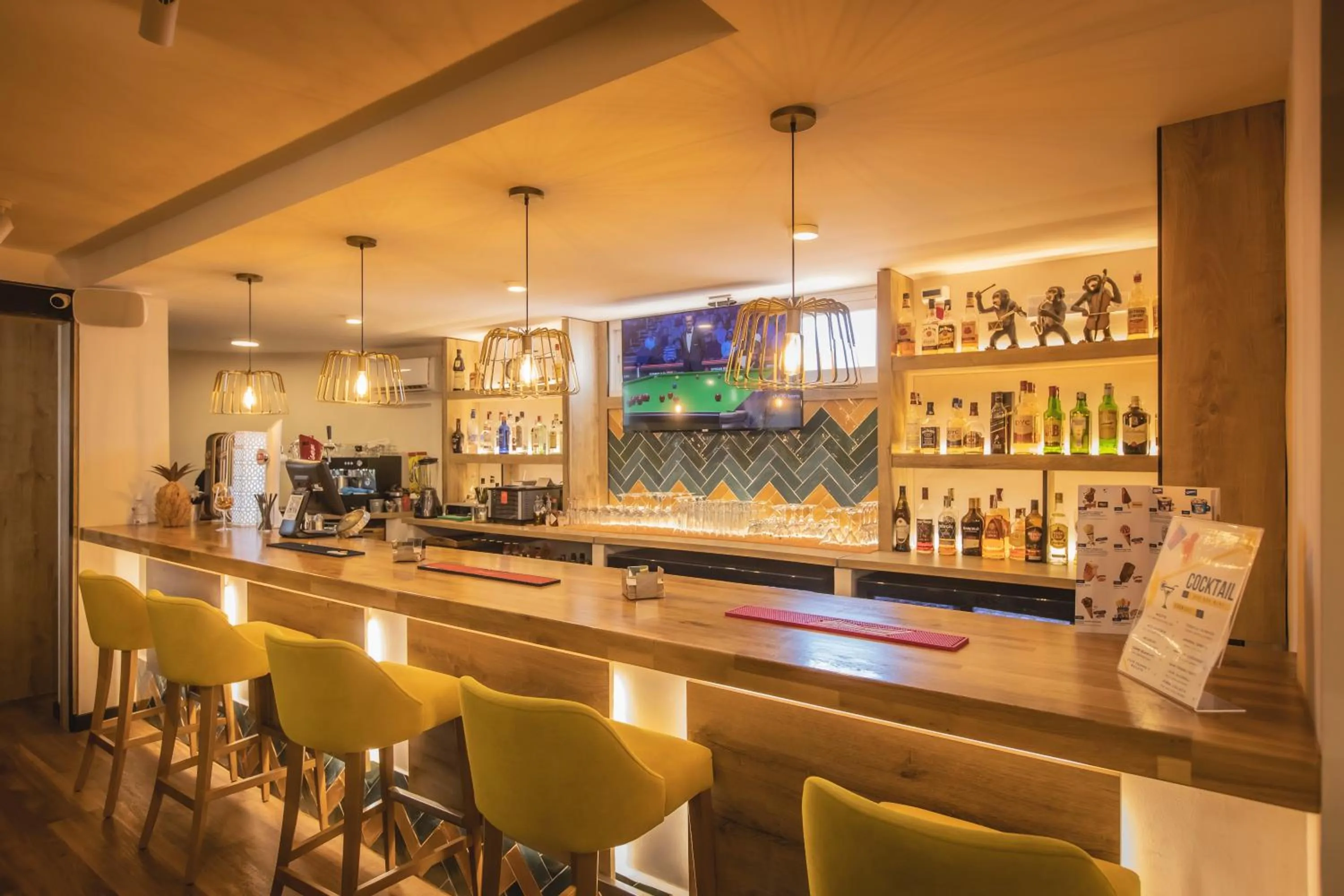 Restaurant/places to eat in Hotel Zen Airport