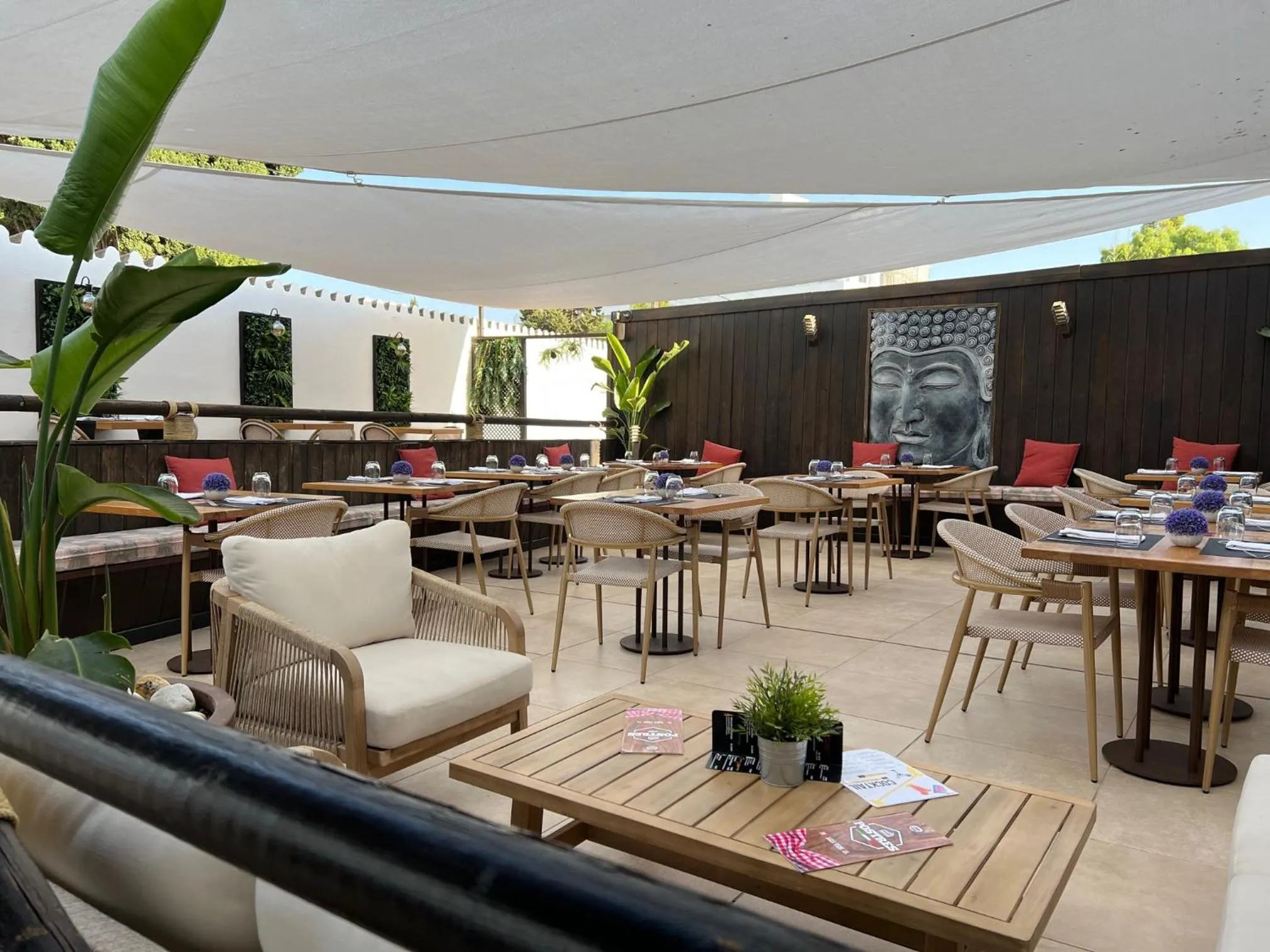 Restaurant/places to eat in Hotel Zen Airport