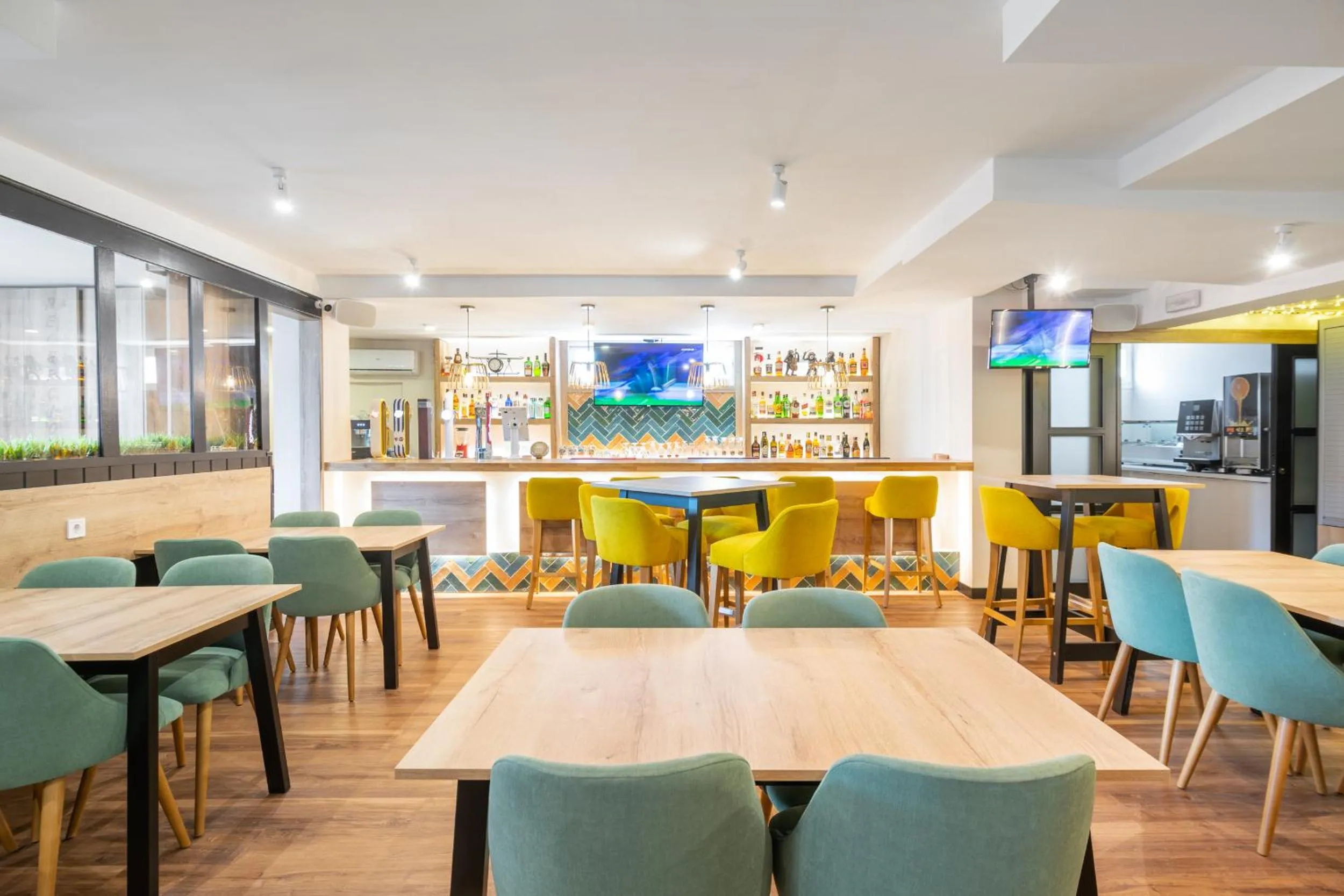 Restaurant/places to eat in Hotel Zen Airport