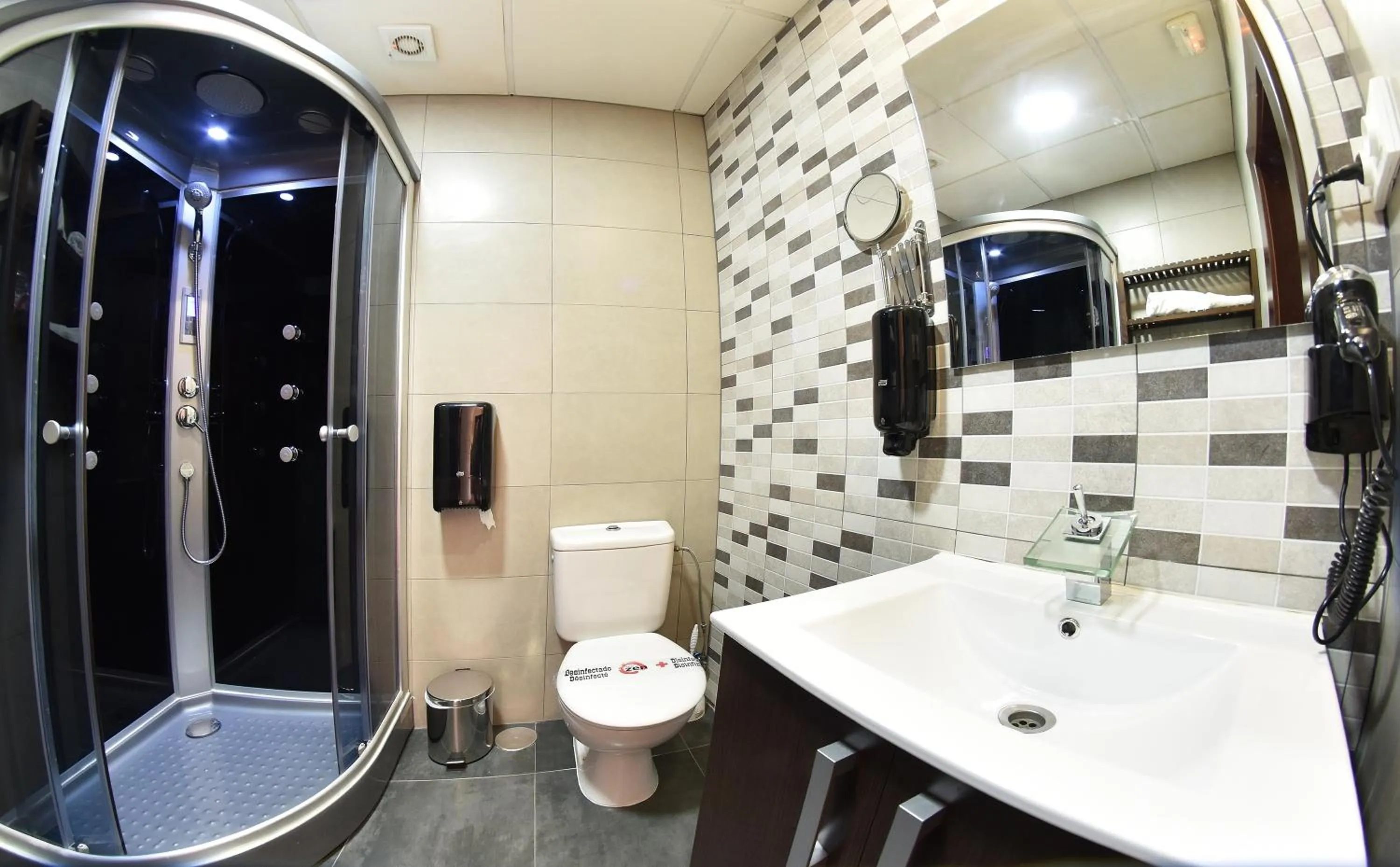 Shower in Hotel Zen Airport