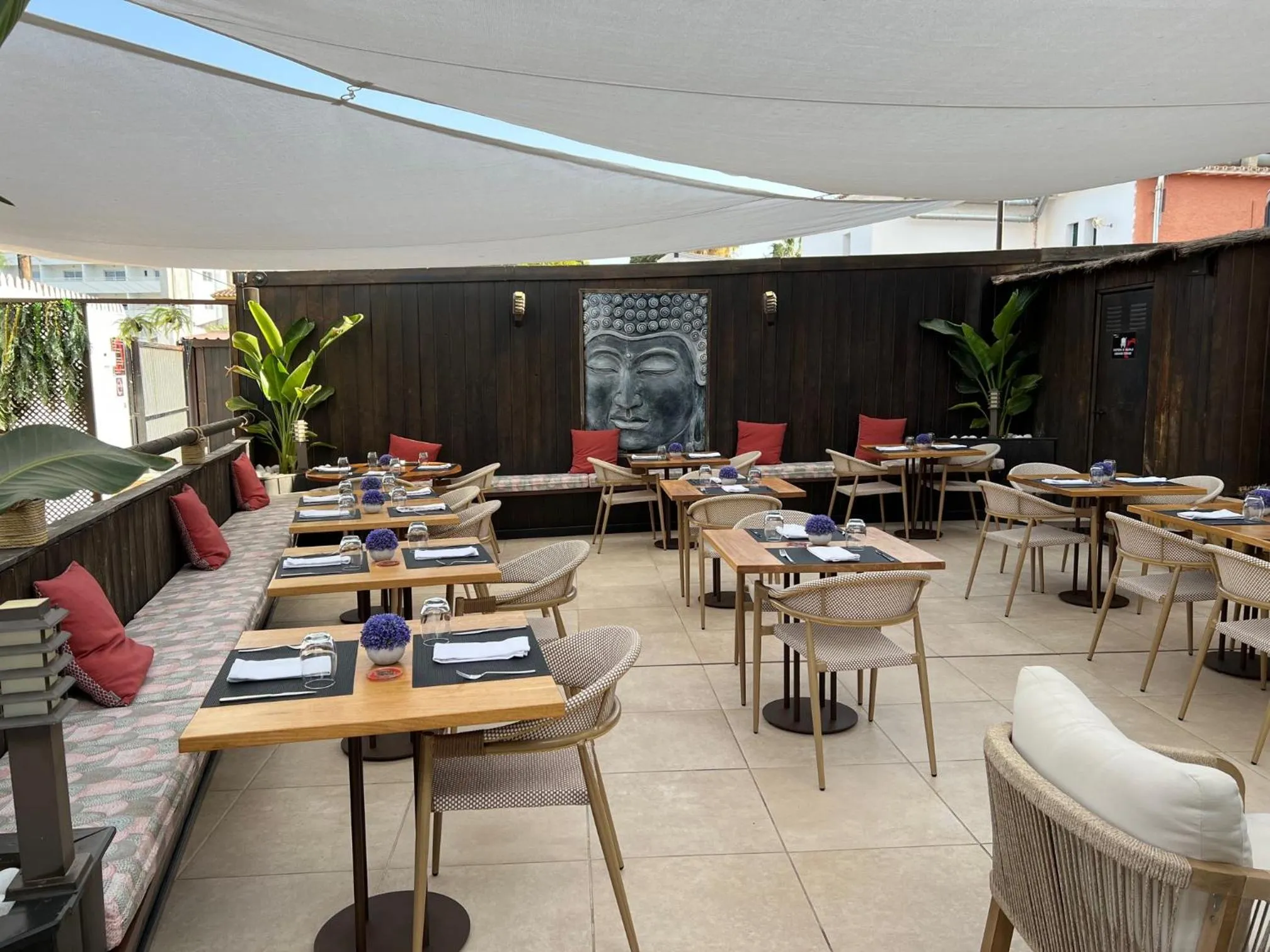 Restaurant/places to eat in Hotel Zen Airport