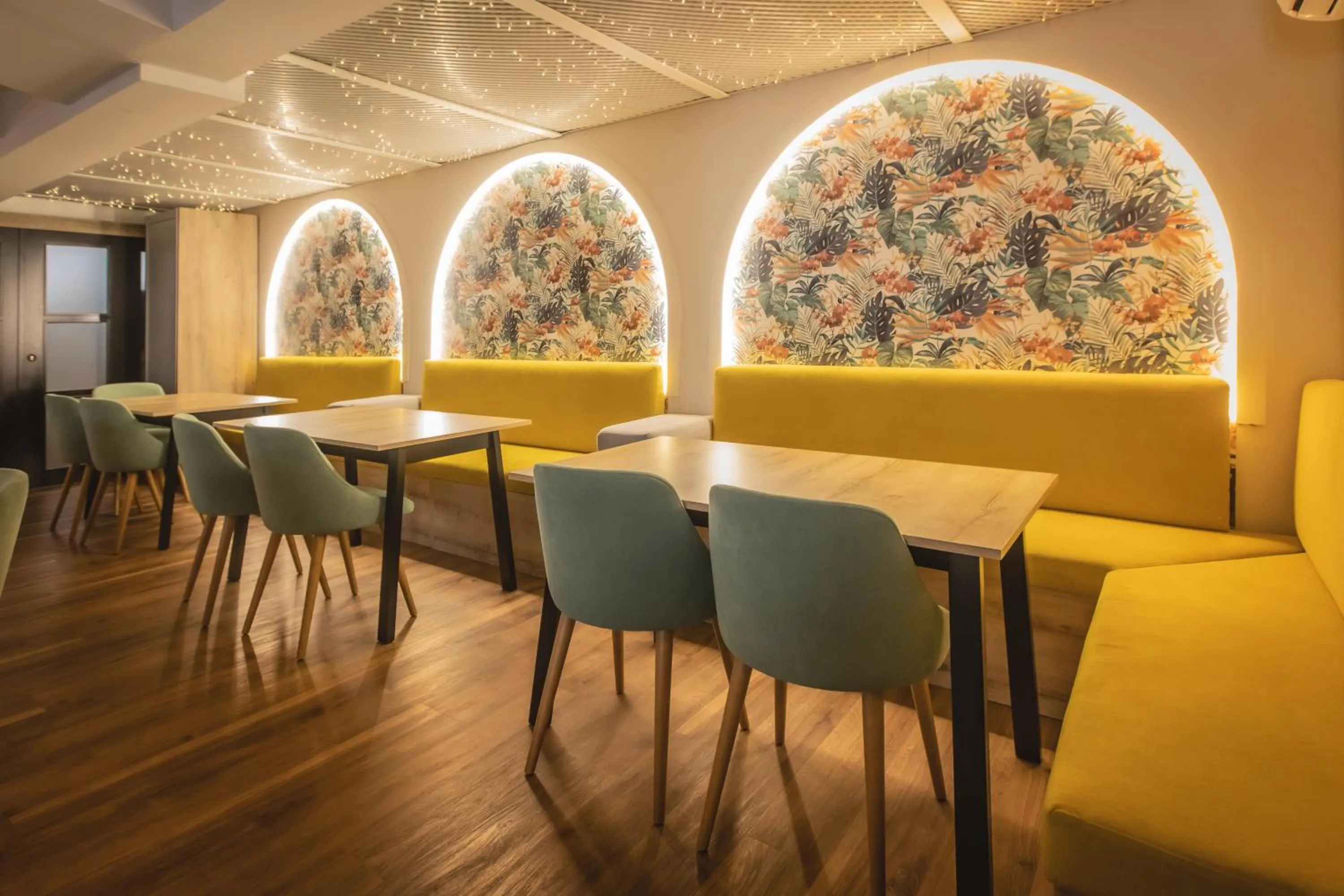 Restaurant/places to eat in Hotel Zen Airport