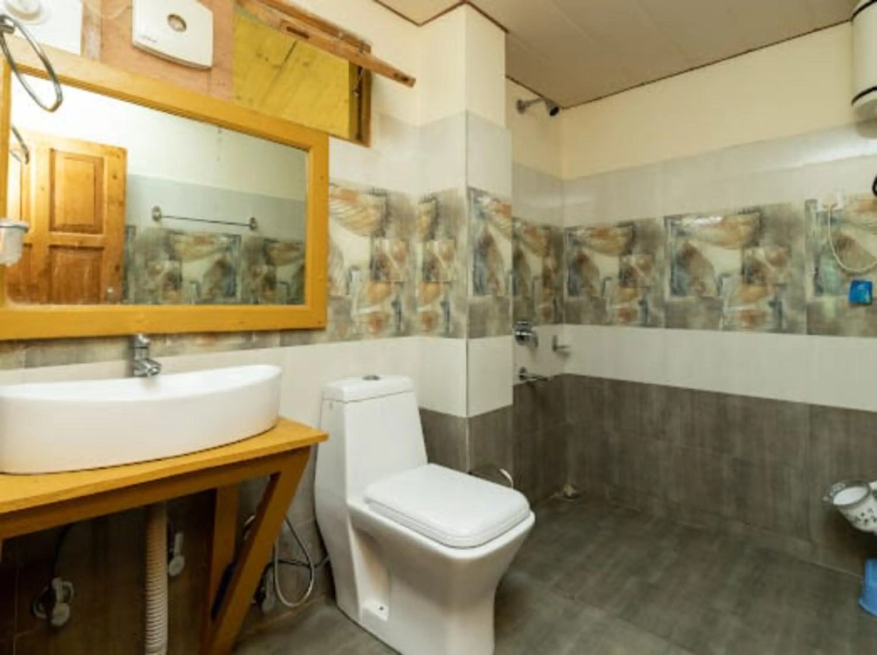 Shower in Majestic View Cottages