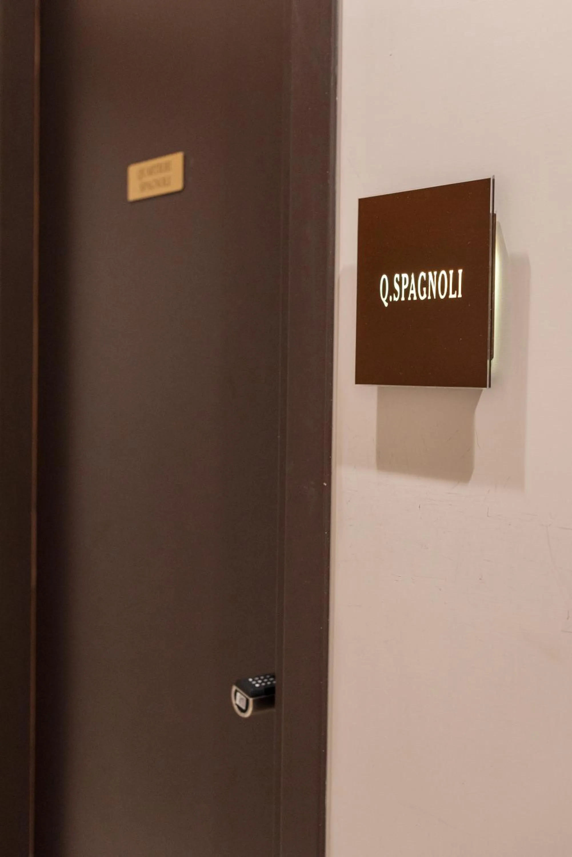 Text overlay in Neapolis Lifestyle