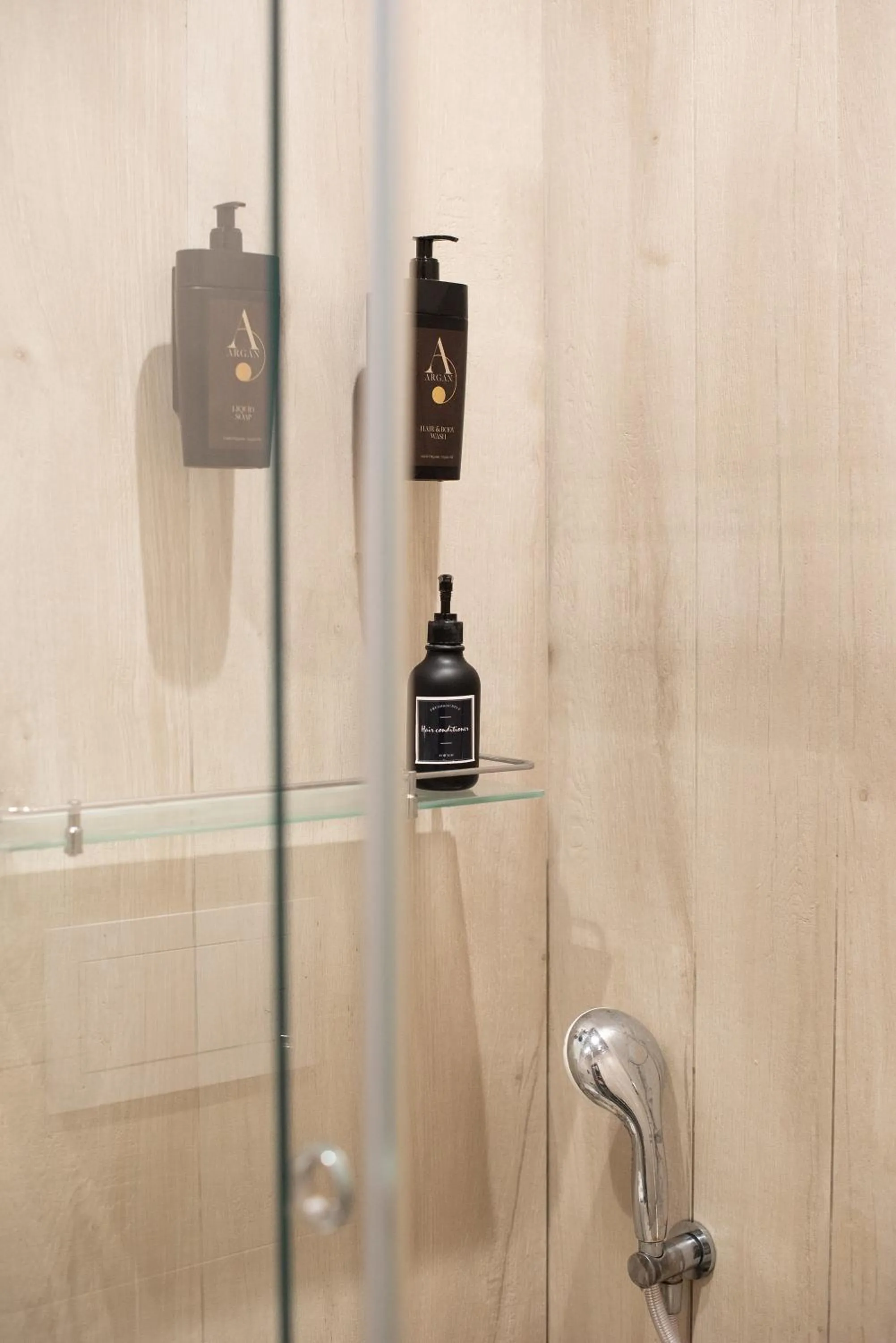 Shower in Neapolis Lifestyle