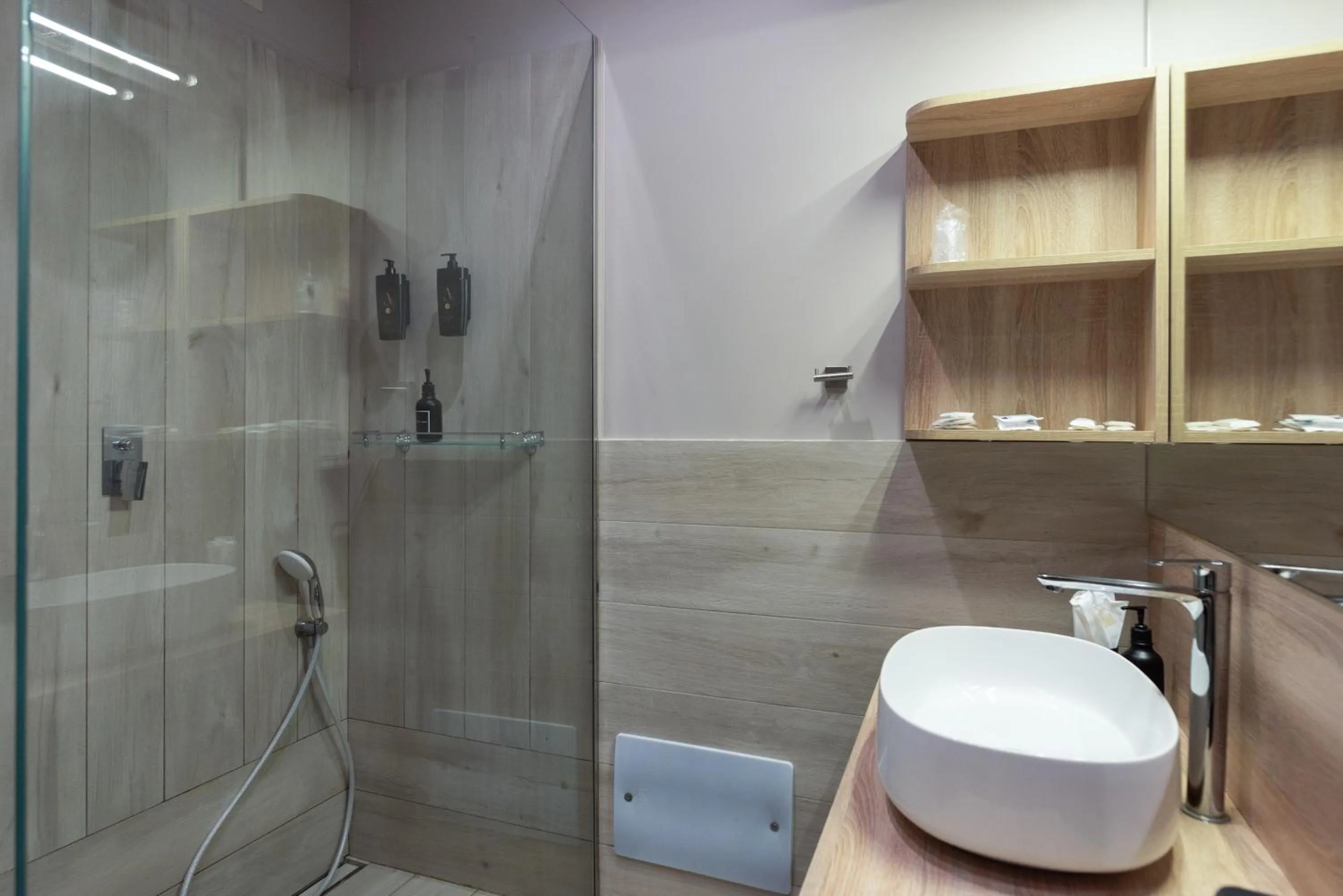 Shower in Neapolis Lifestyle