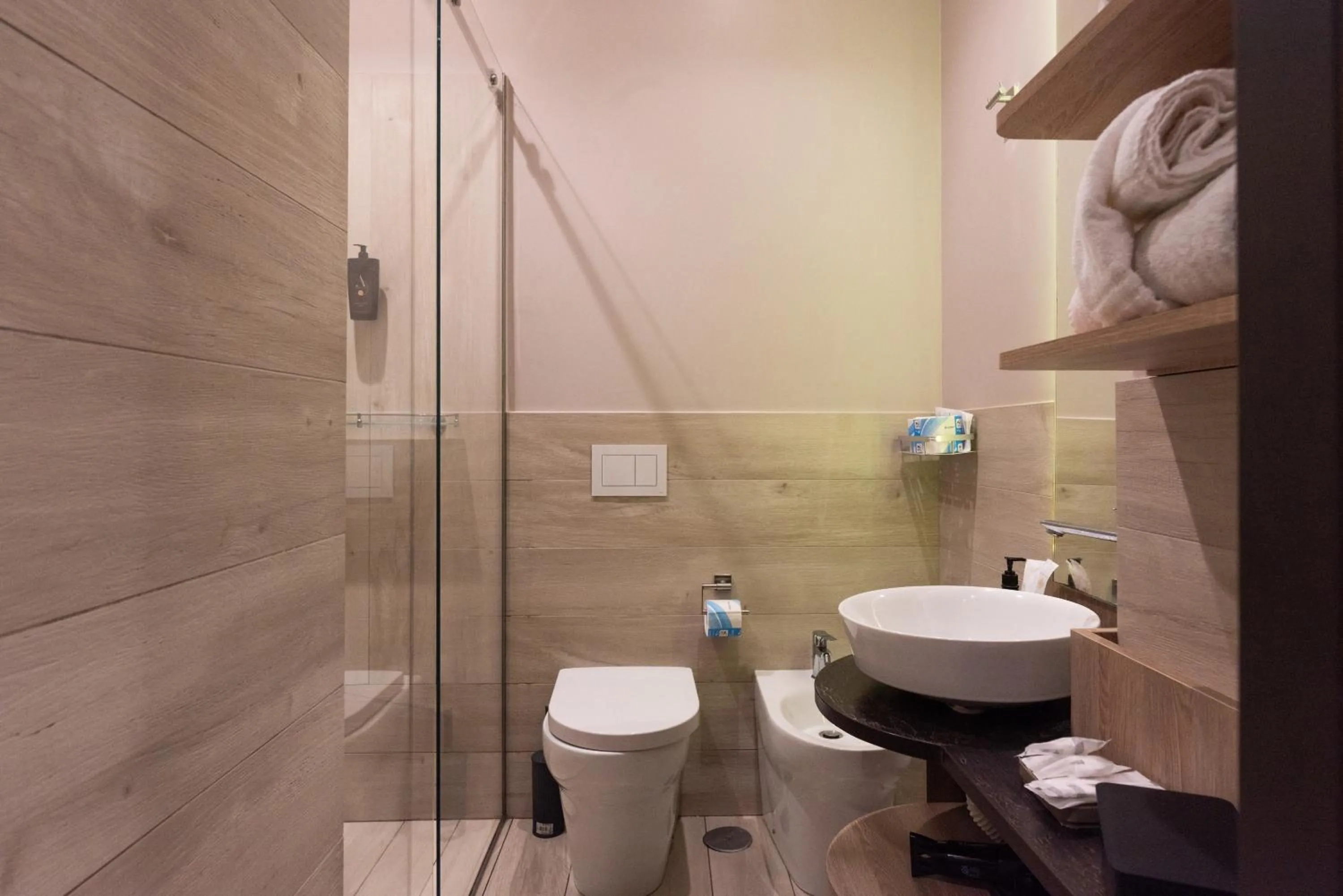 Shower in Neapolis Lifestyle