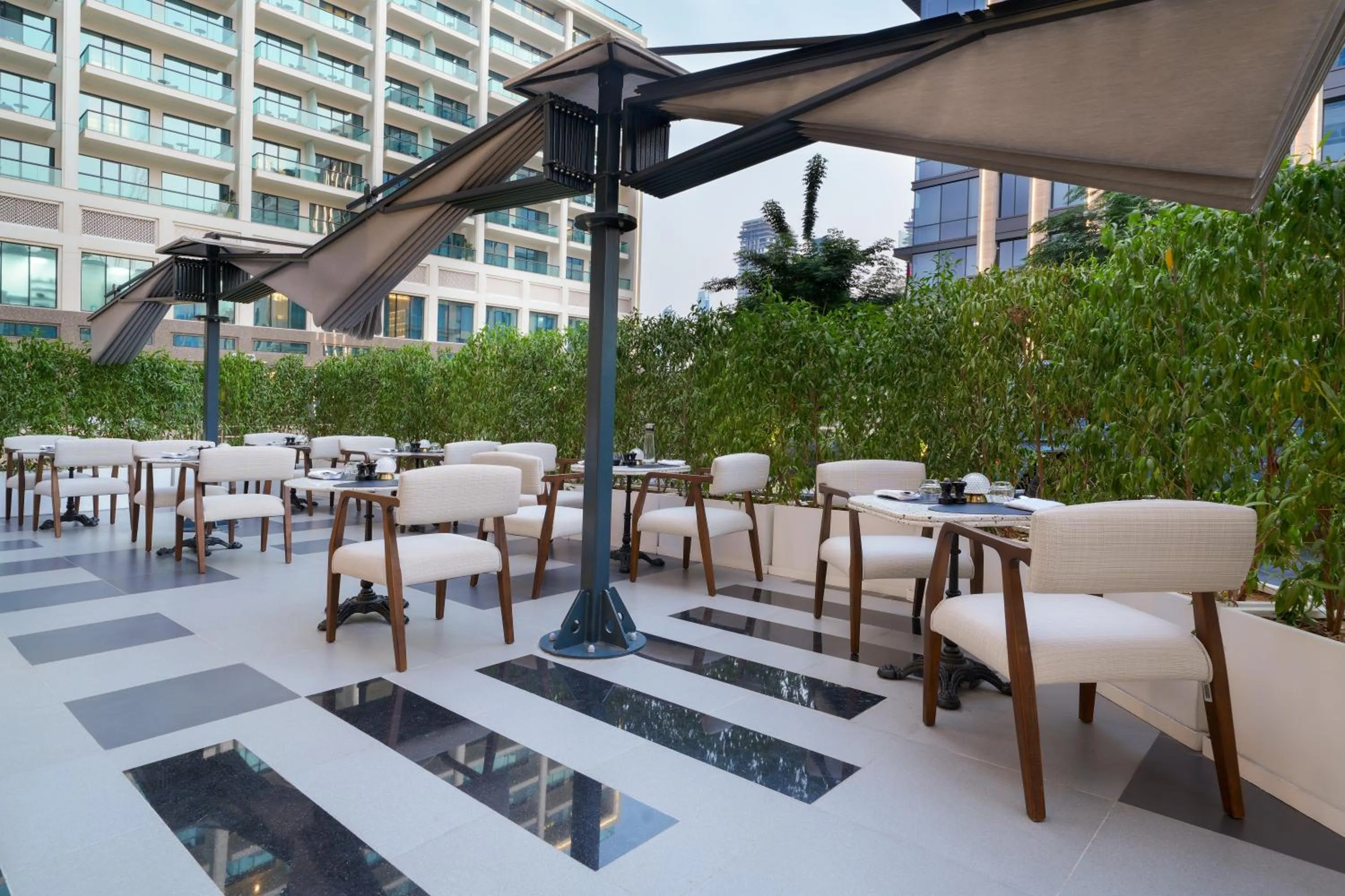 Restaurant/places to eat in Mileo Hotel The Palm