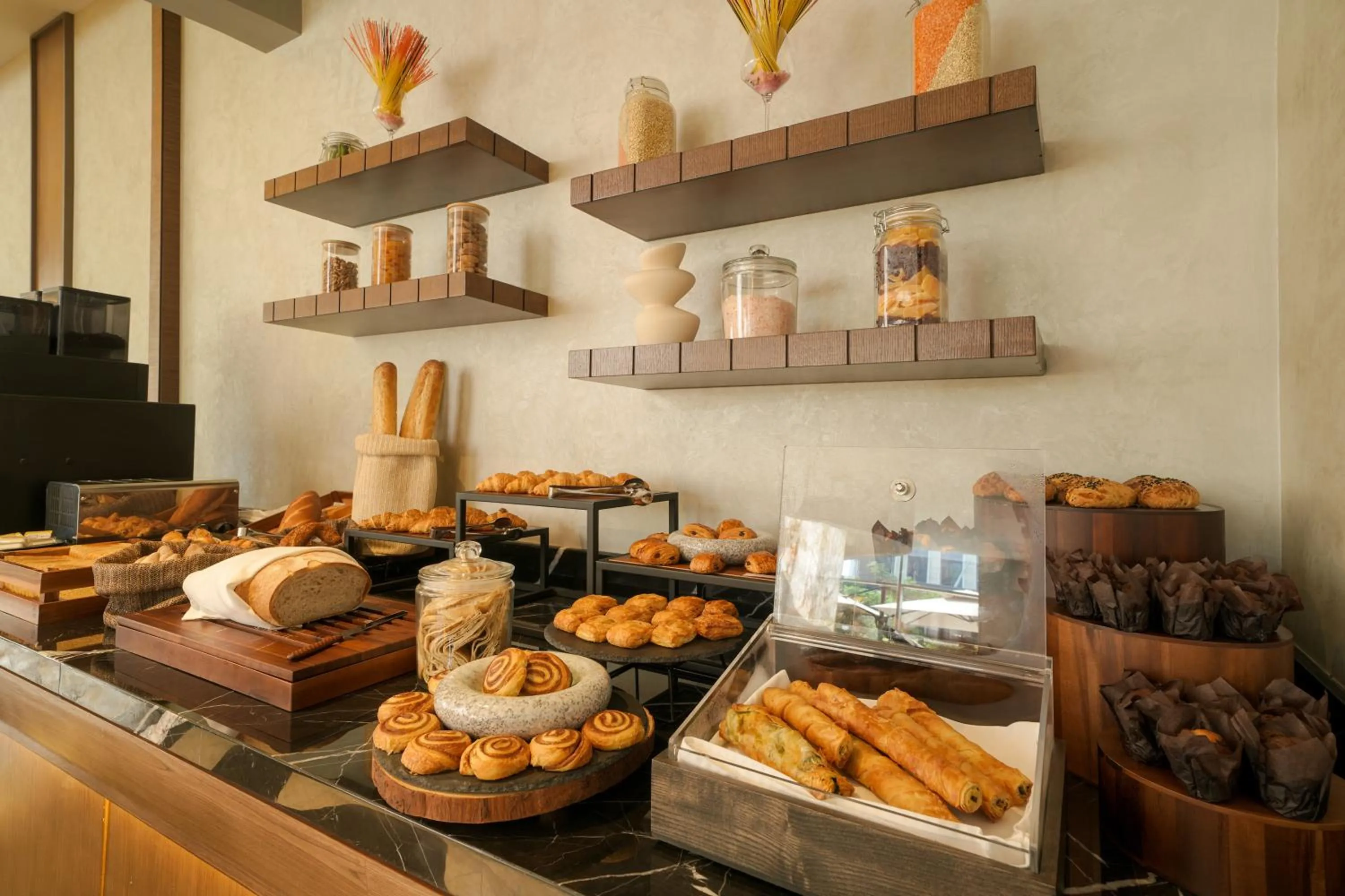 Restaurant/places to eat in Mileo Hotel The Palm