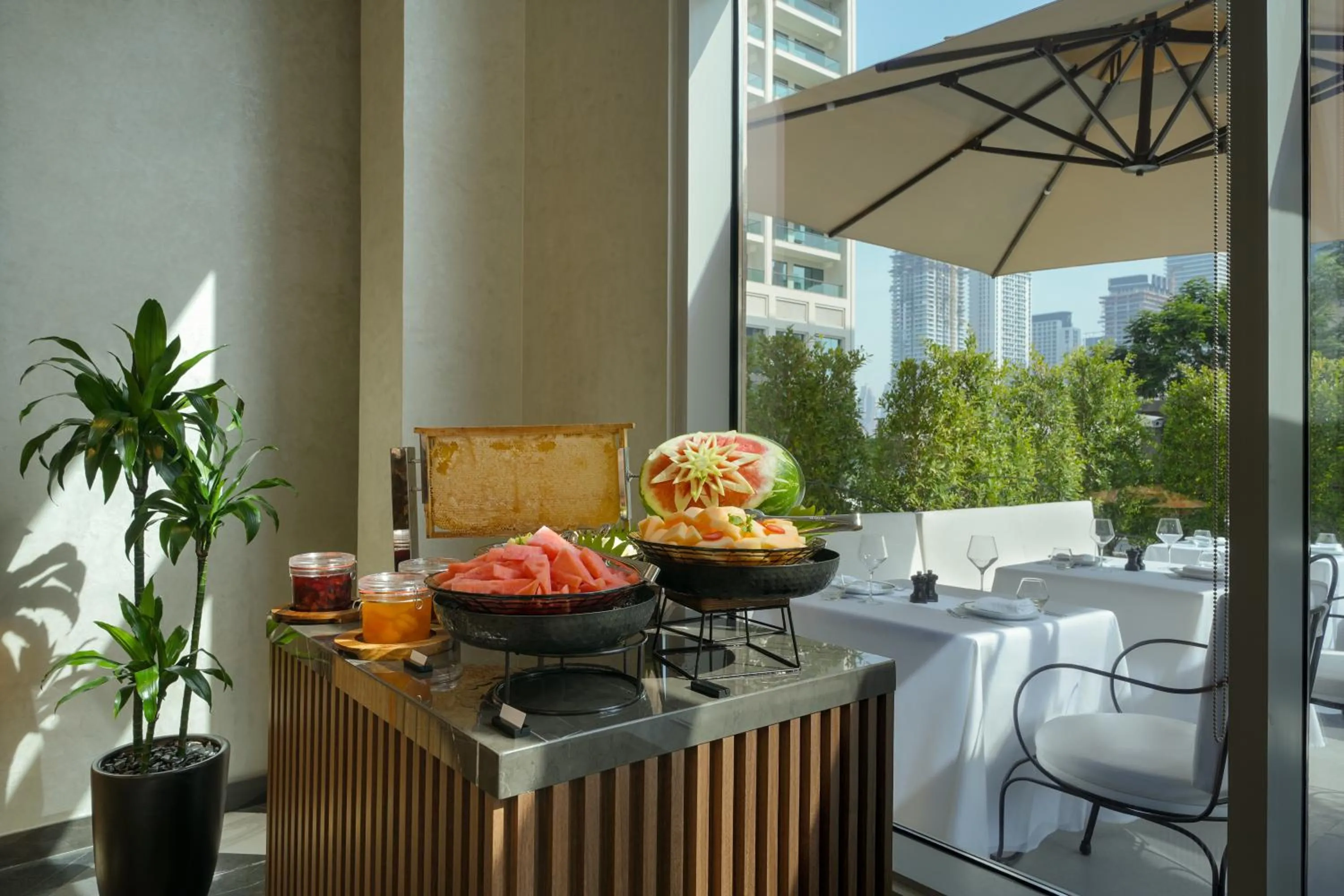 Restaurant/places to eat in Mileo Hotel The Palm