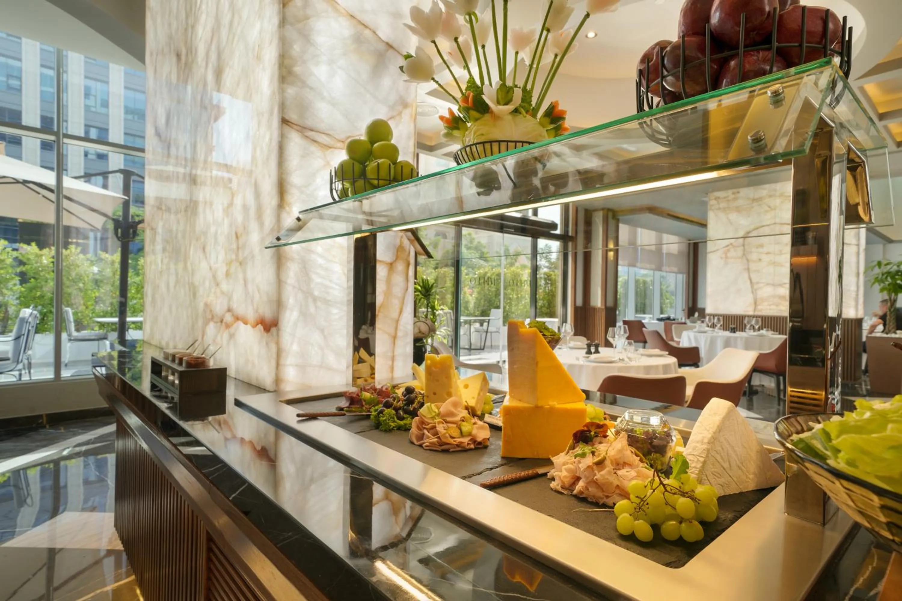 Restaurant/places to eat in Mileo Hotel The Palm