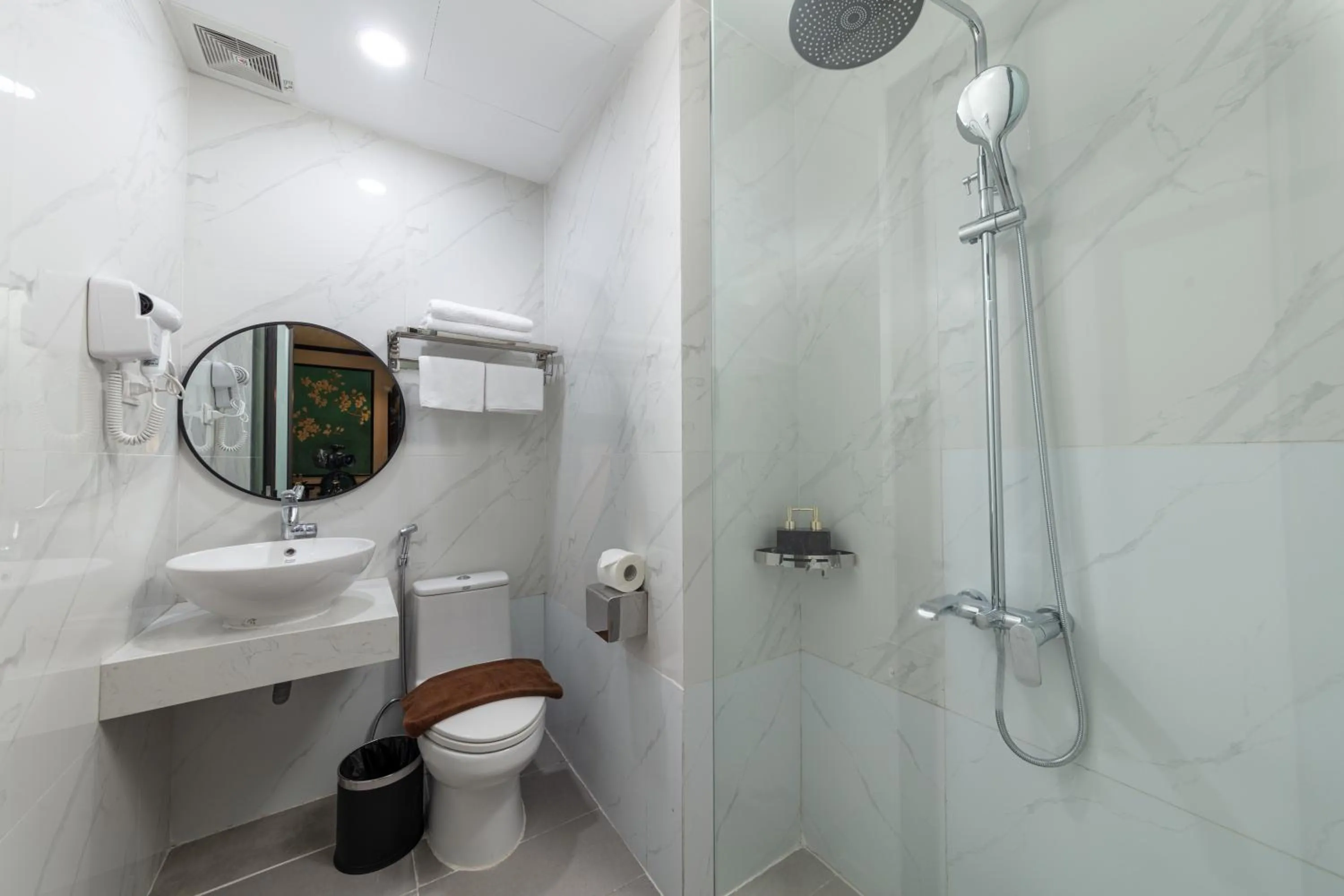 Shower in Azen Lakeside Hotel & Travel