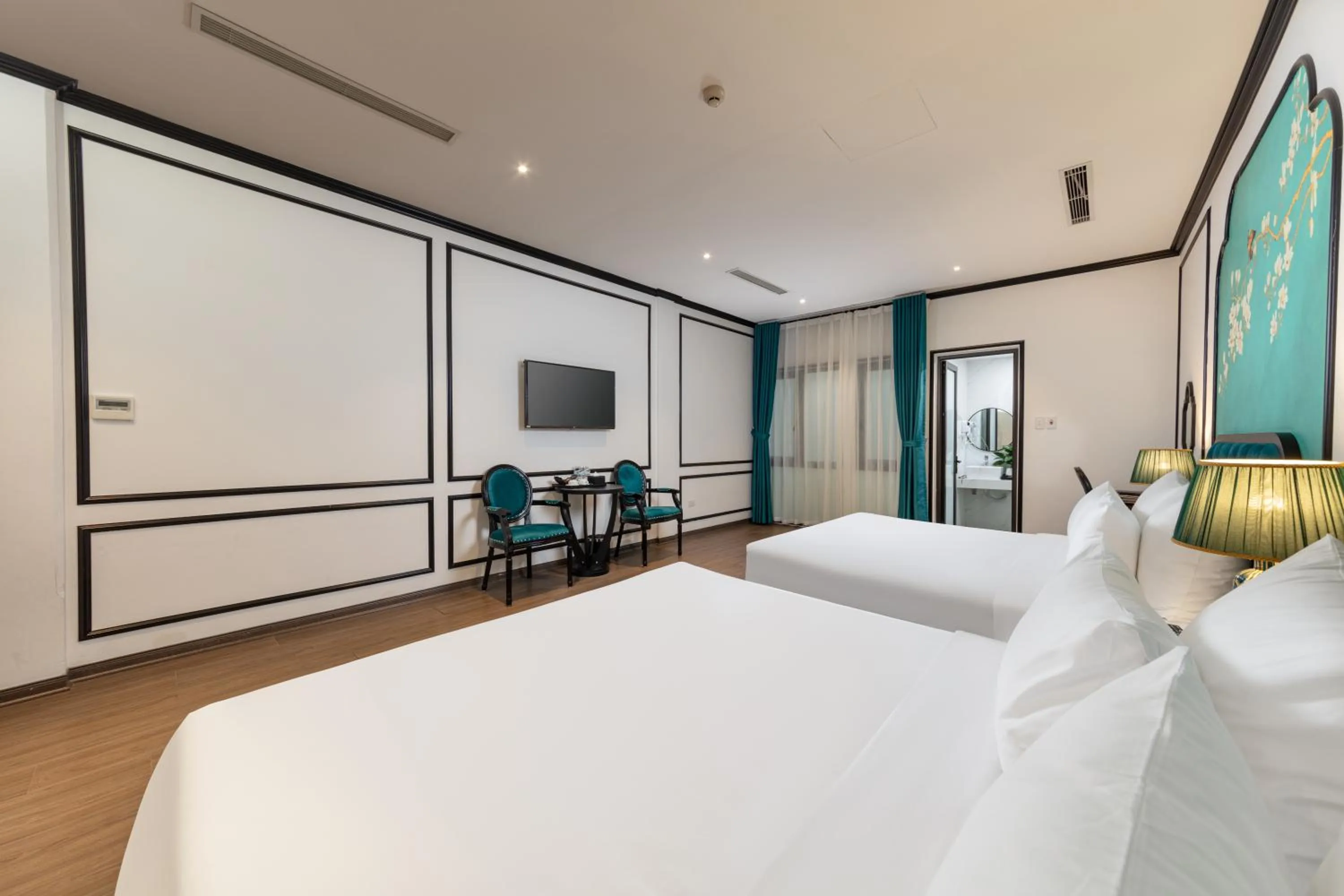 Bed in Azen Lakeside Hotel & Travel