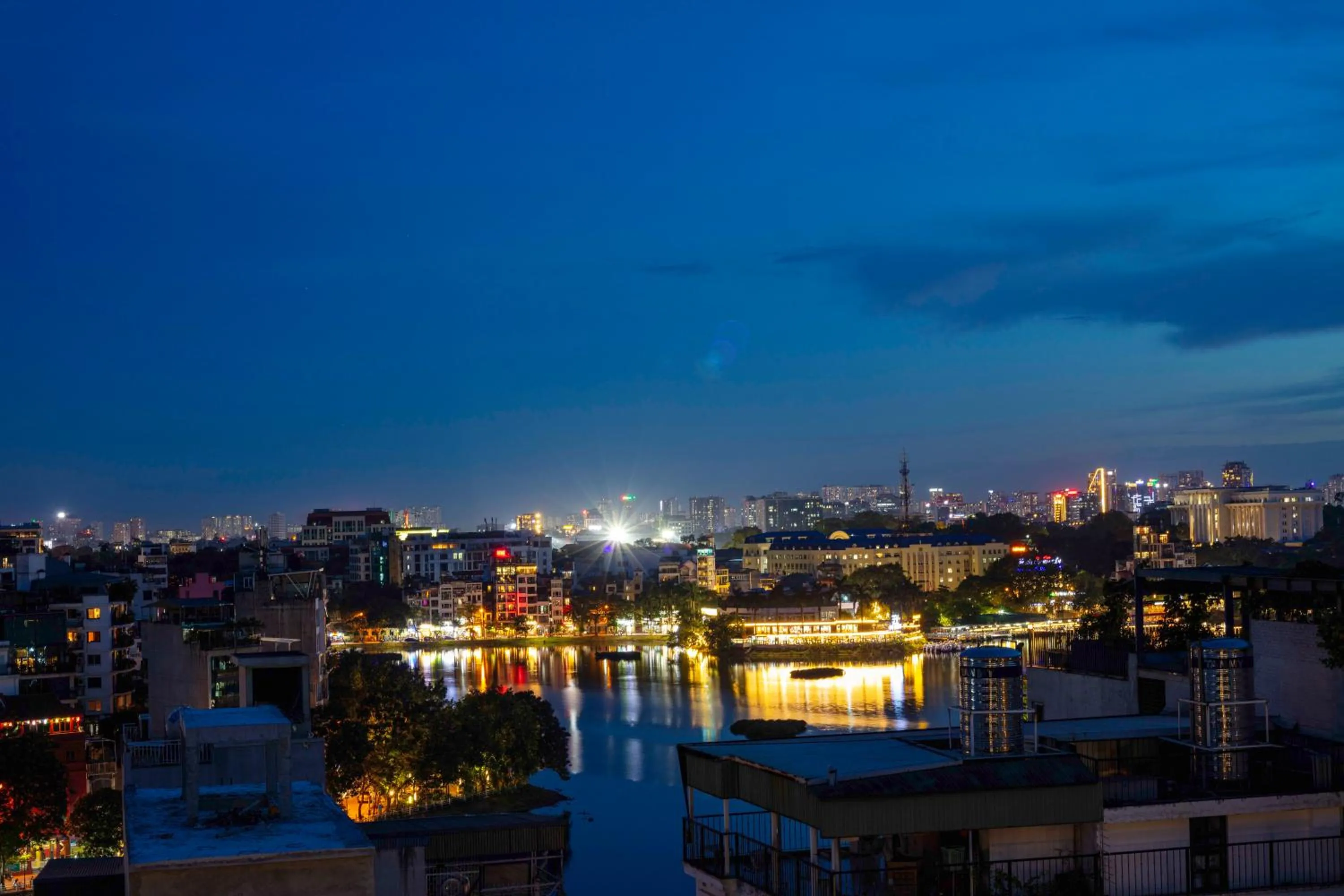 Restaurant/places to eat in Azen Lakeside Hotel & Travel