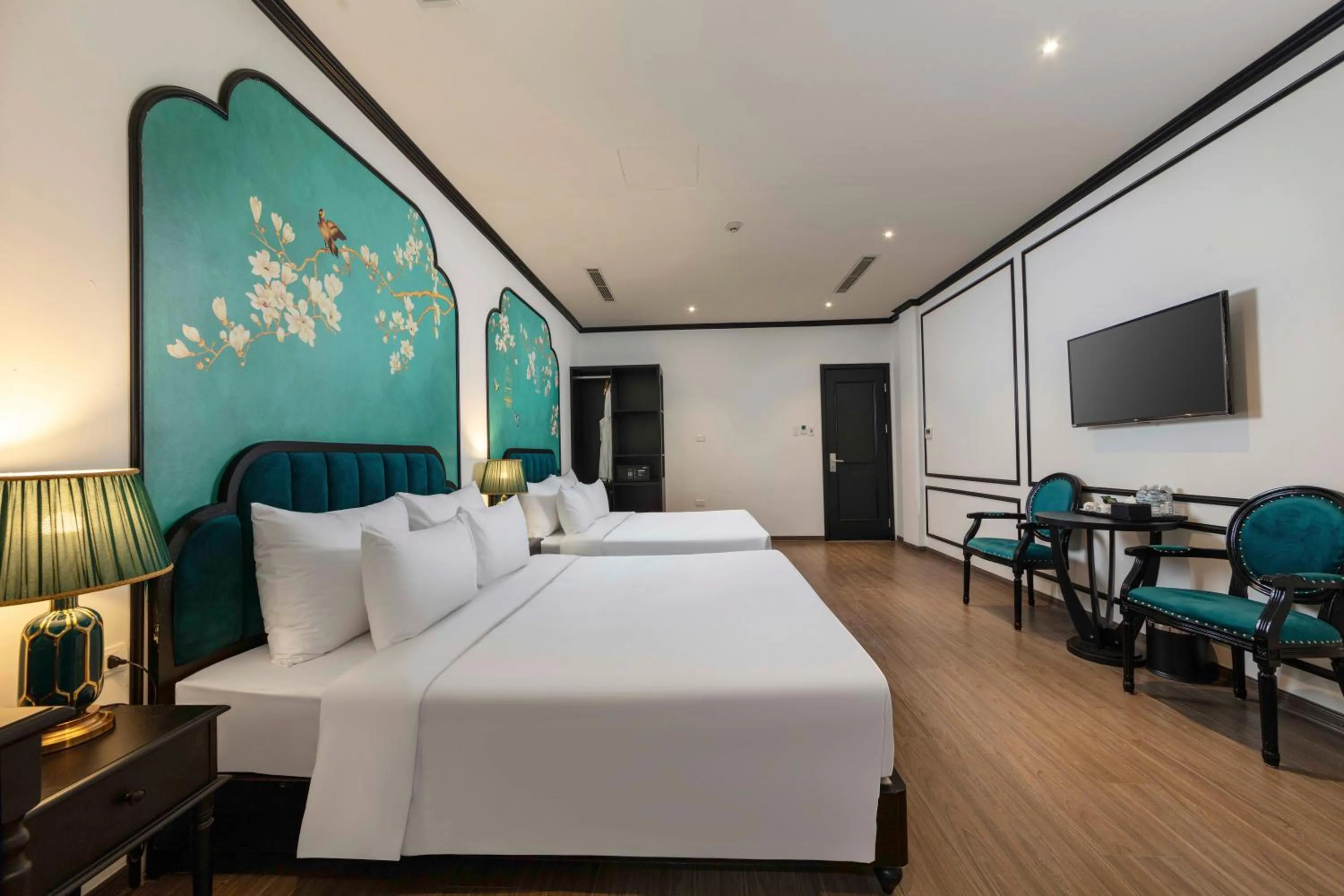 Bed in Azen Lakeside Hotel & Travel