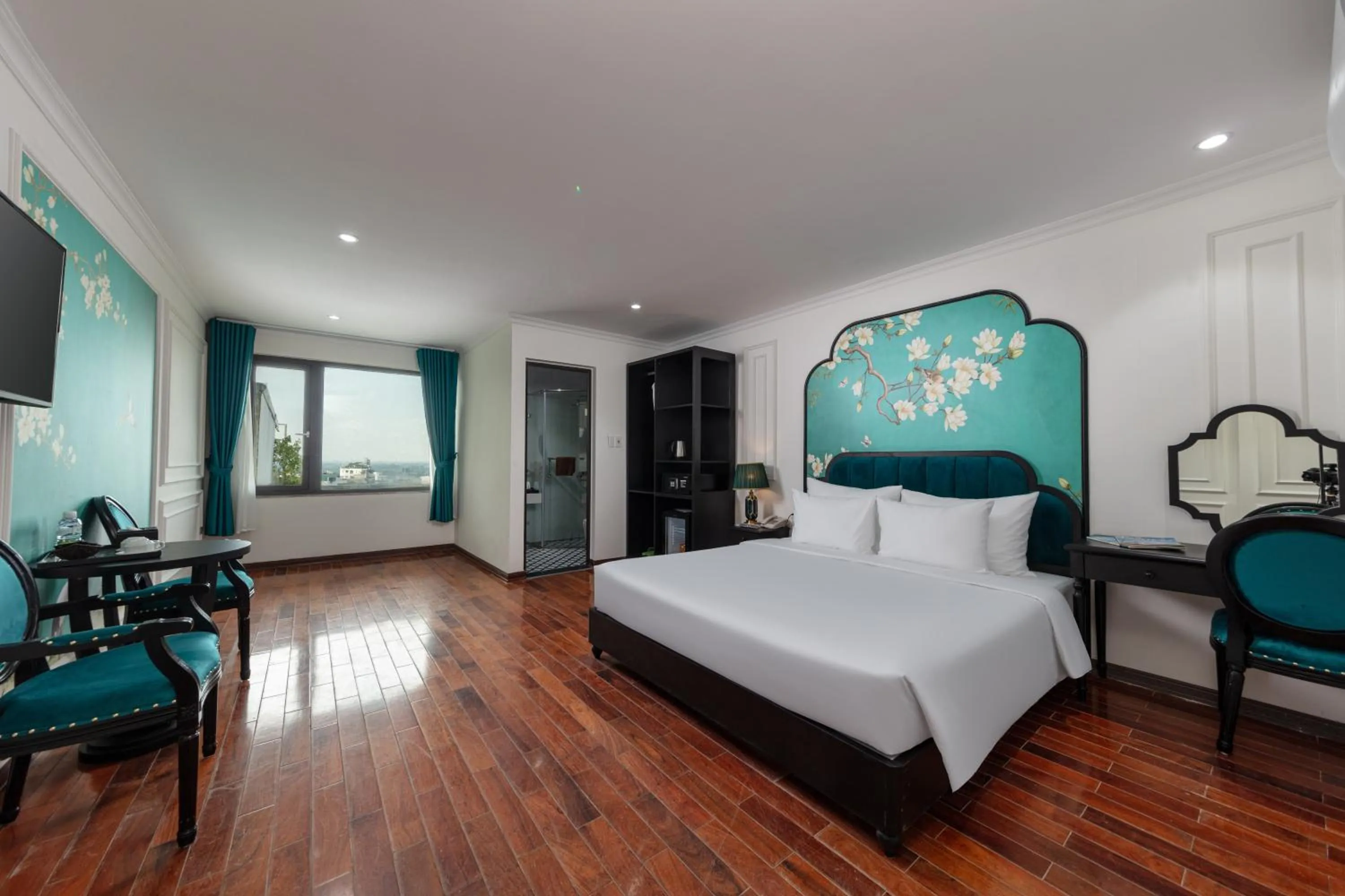 Bed in Azen Lakeside Hotel & Travel