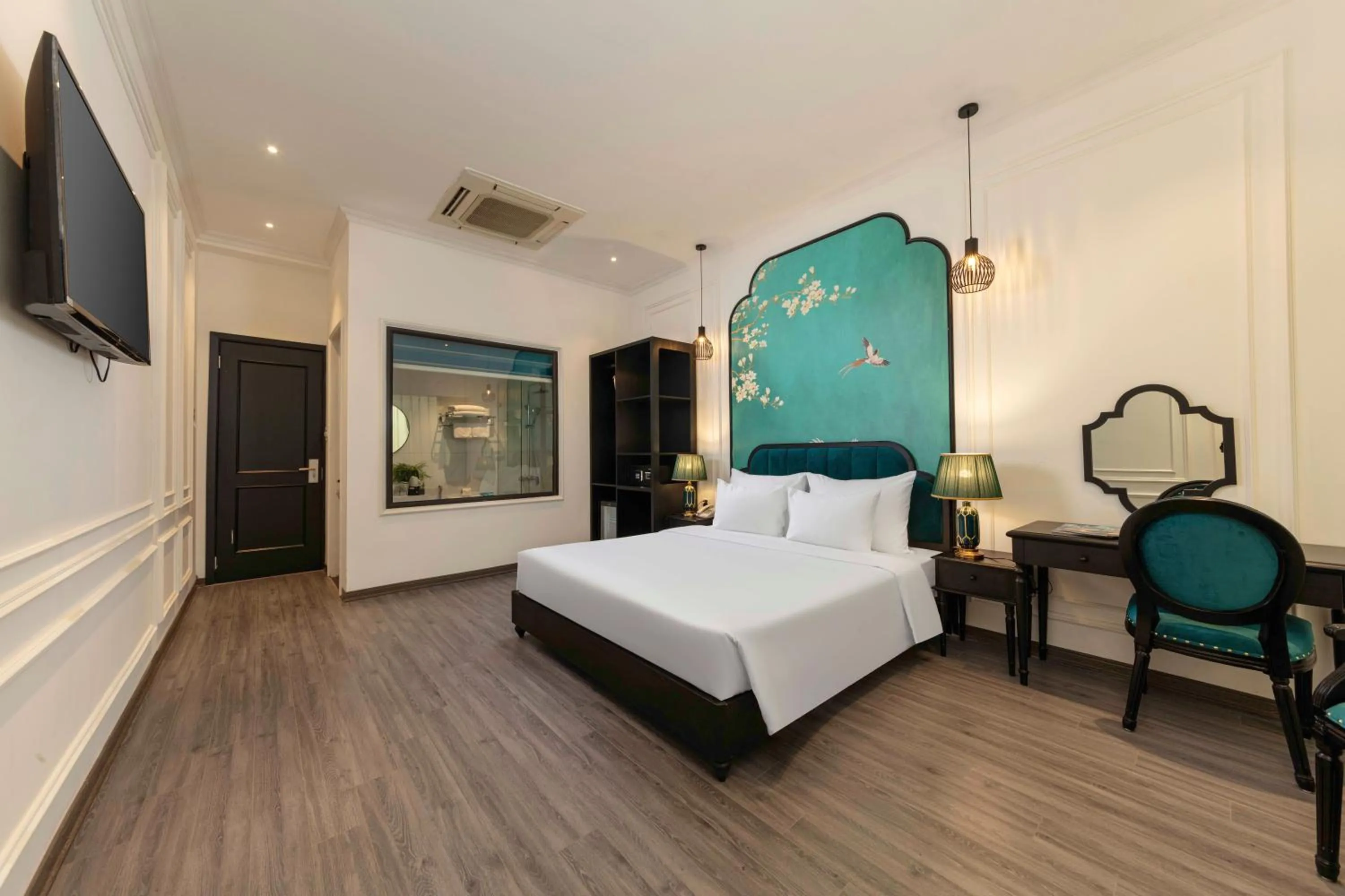 Bed in Azen Lakeside Hotel & Travel