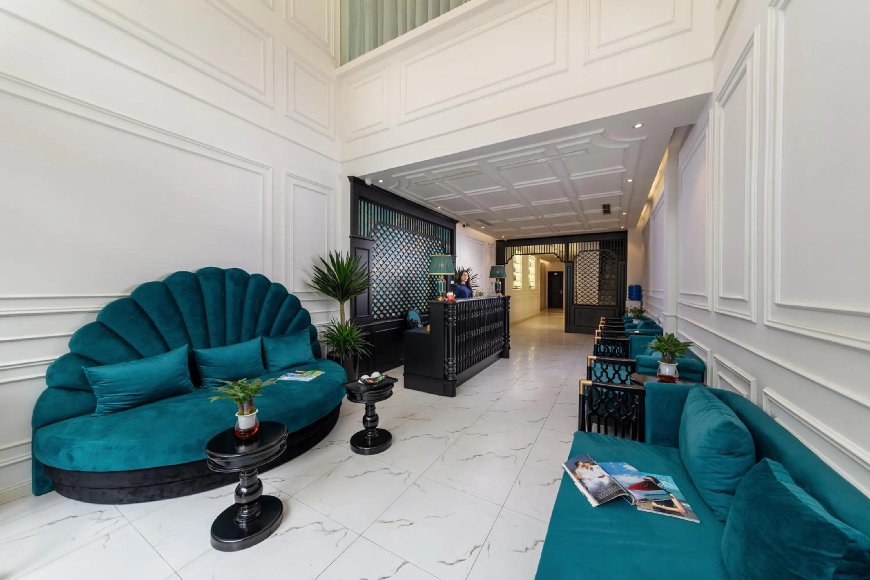 Living room in Azen Lakeside Hotel & Travel