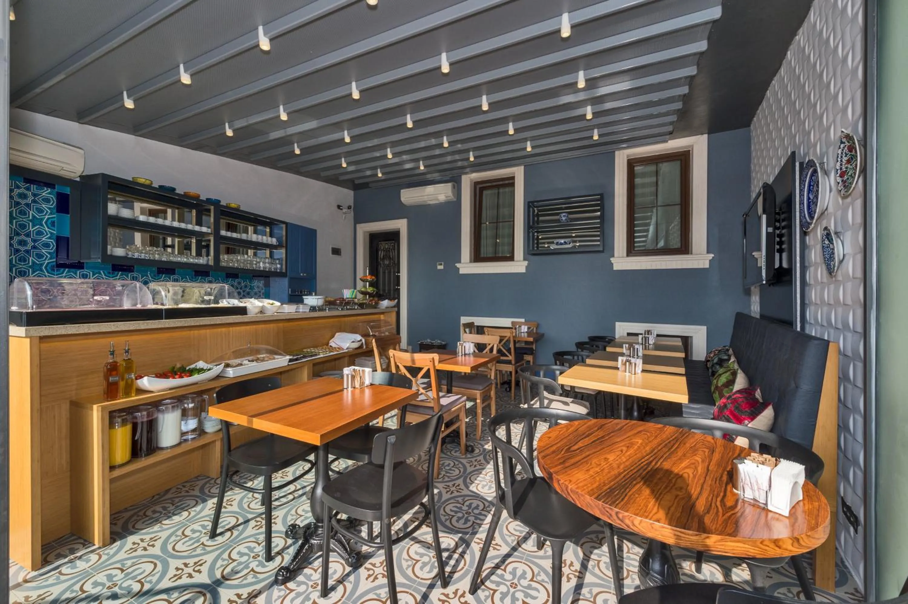 Restaurant/places to eat in Four Doors Hotel