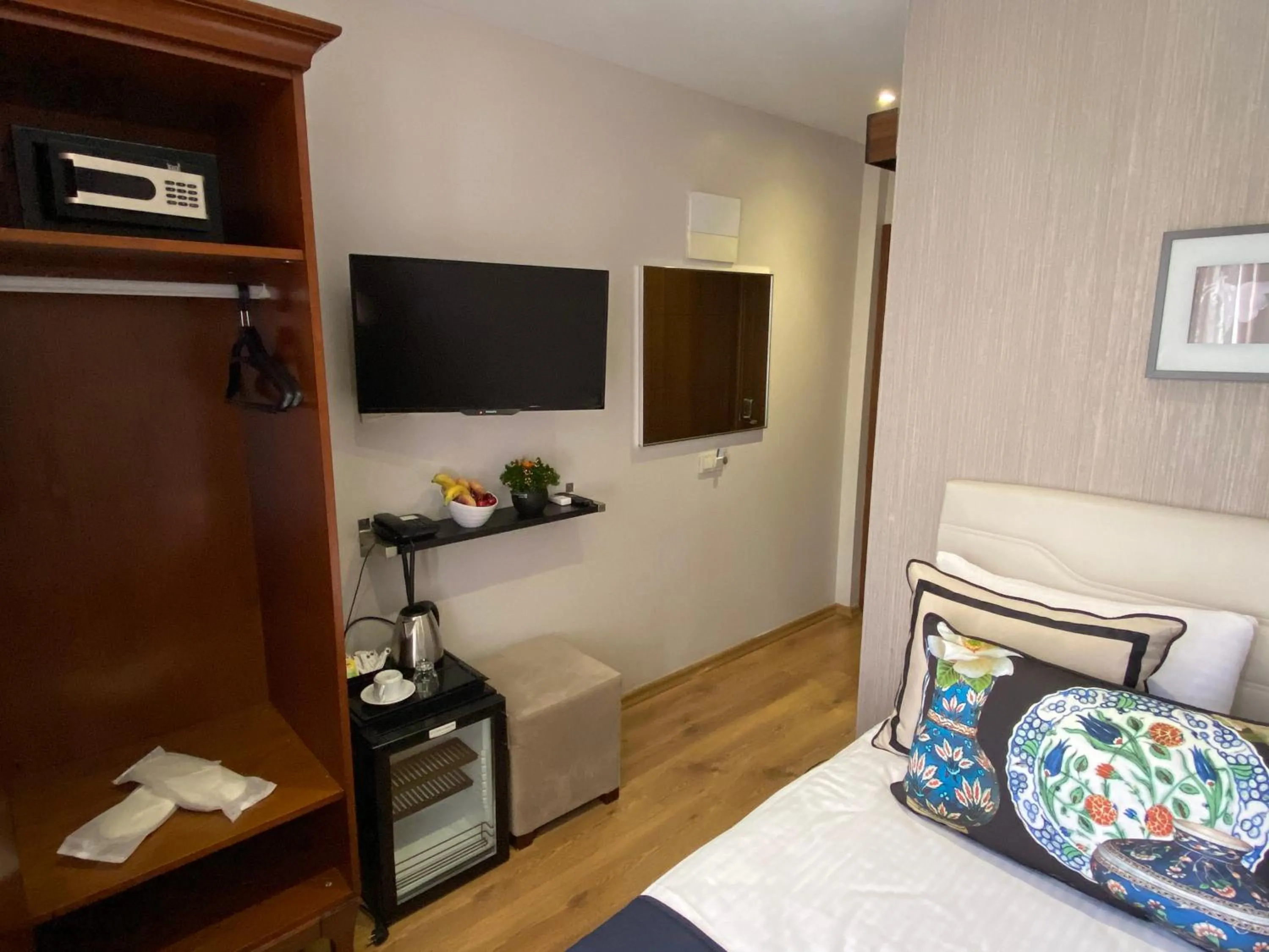 TV and multimedia, Bed in Four Doors Hotel