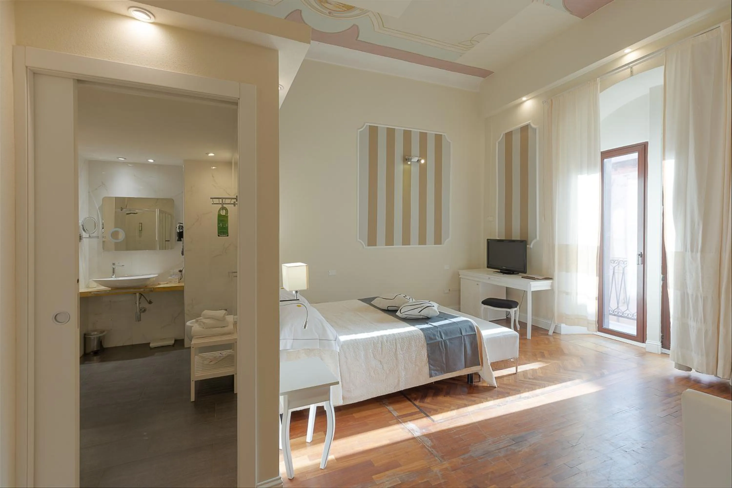 TV and multimedia, Bed in Palazzo Pischedda