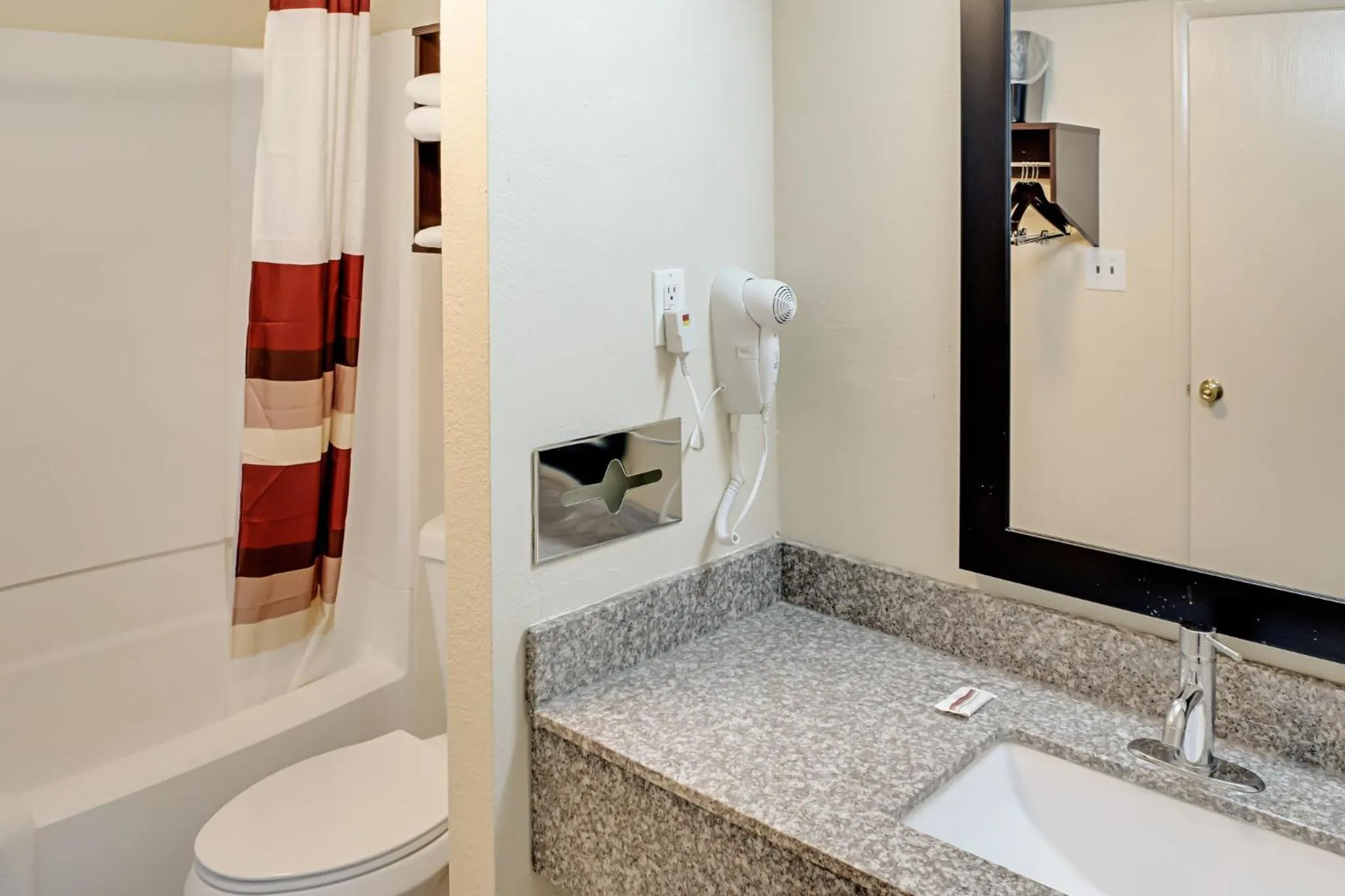 Bathroom in Red Roof Inn Indianapolis - Castleton