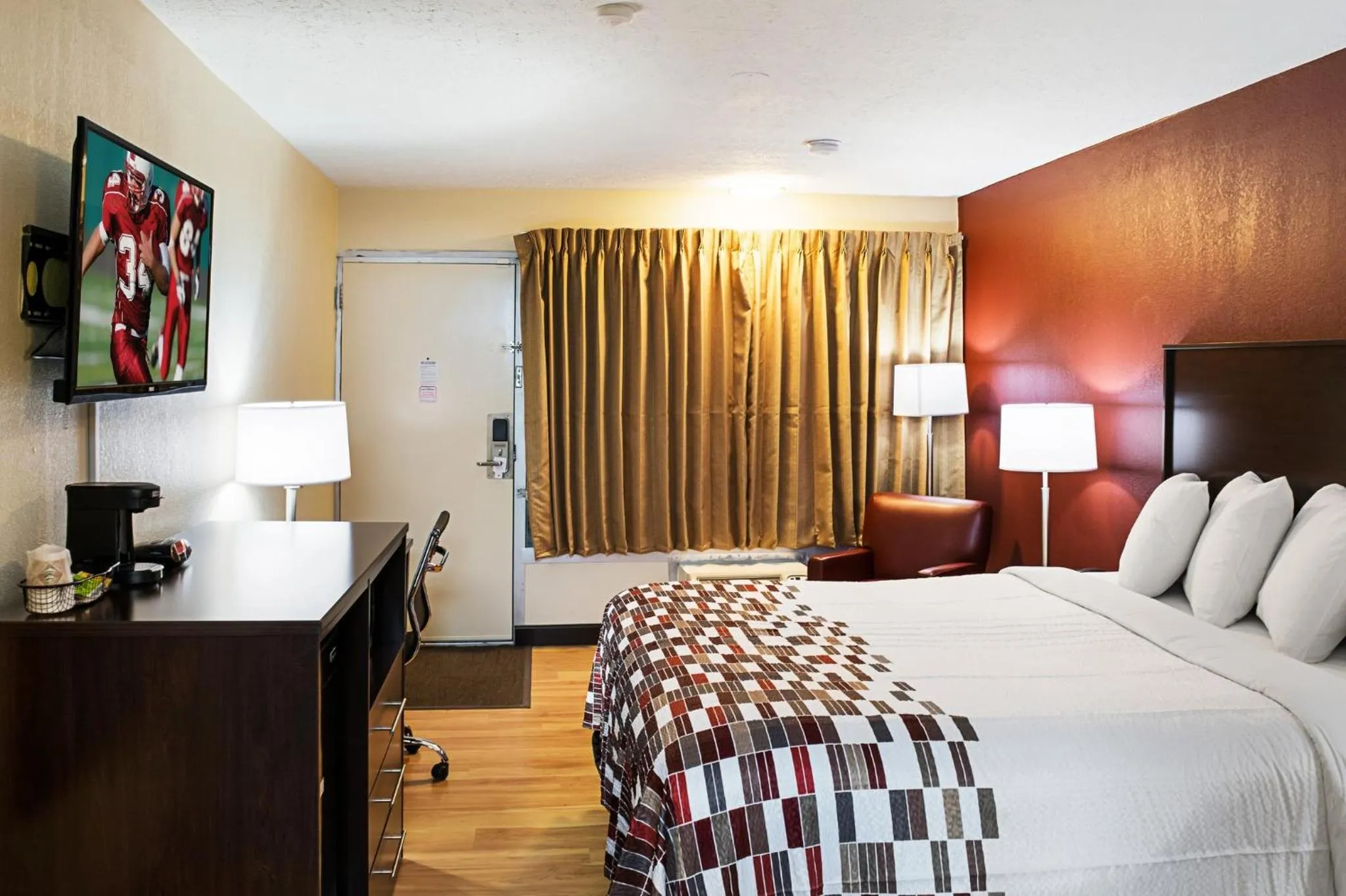 Photo of the whole room, Bed in Red Roof Inn Indianapolis - Castleton