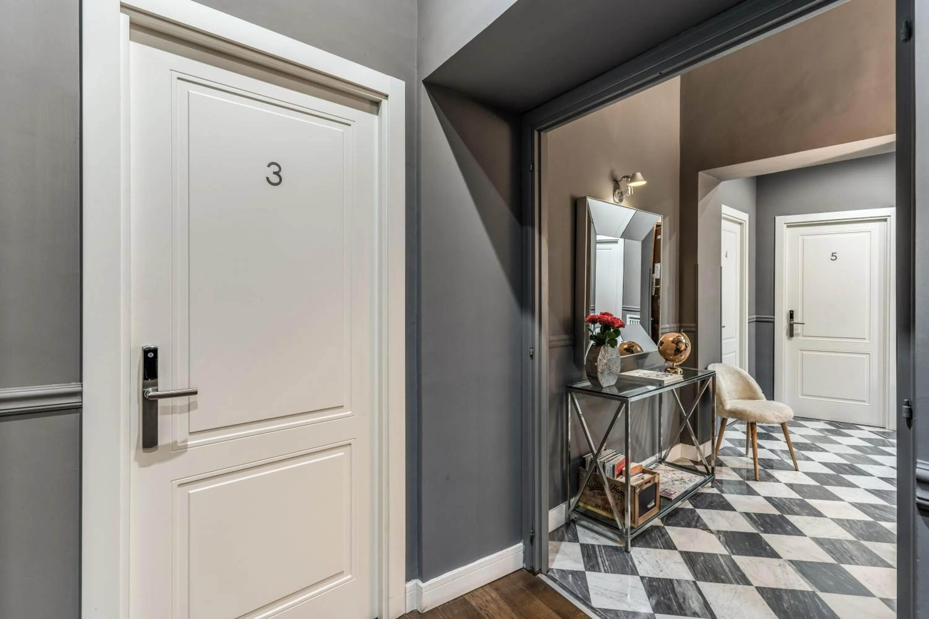 Facade/entrance in Little Queen Relais