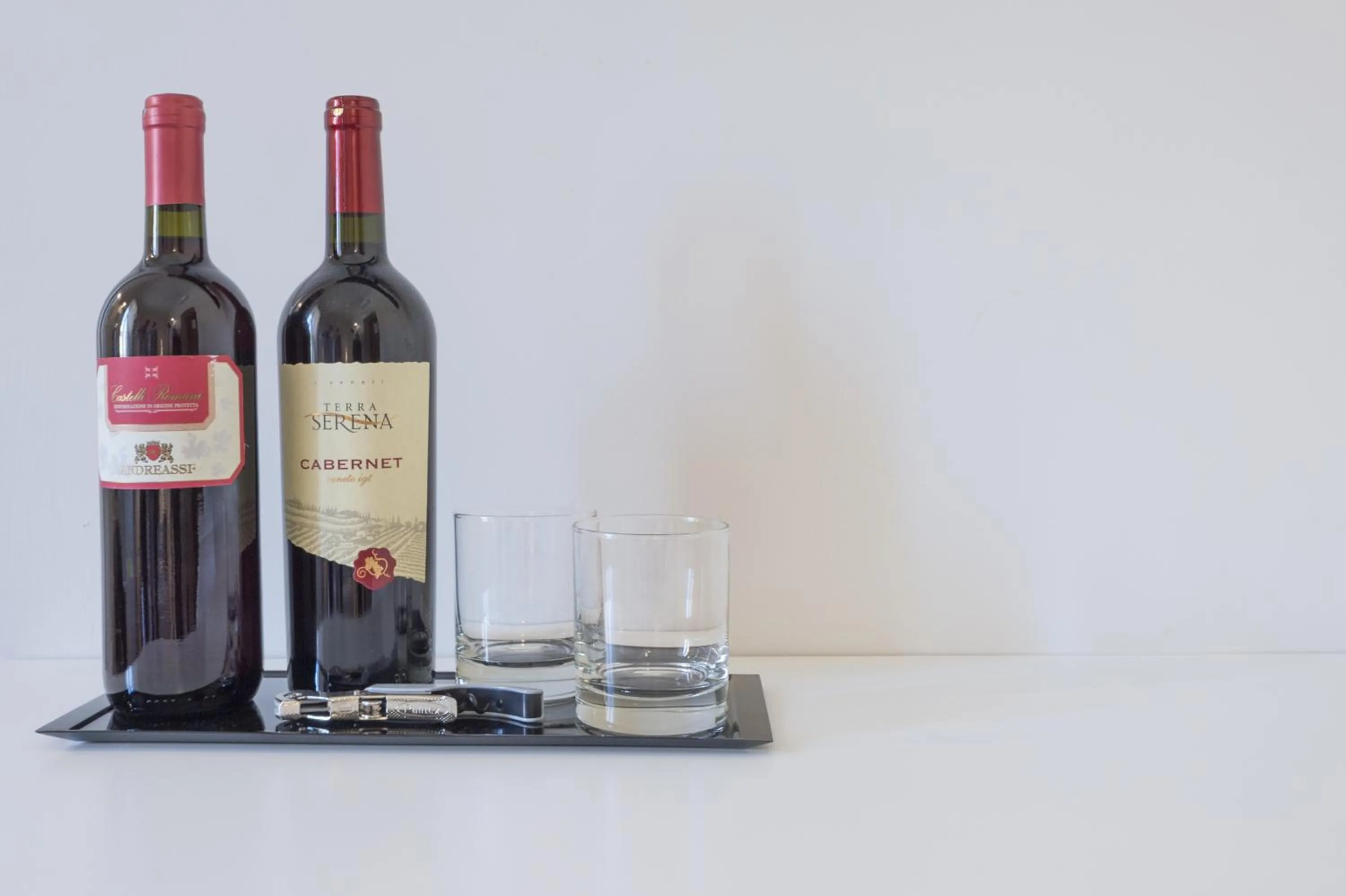 Drinks in Little Queen Relais