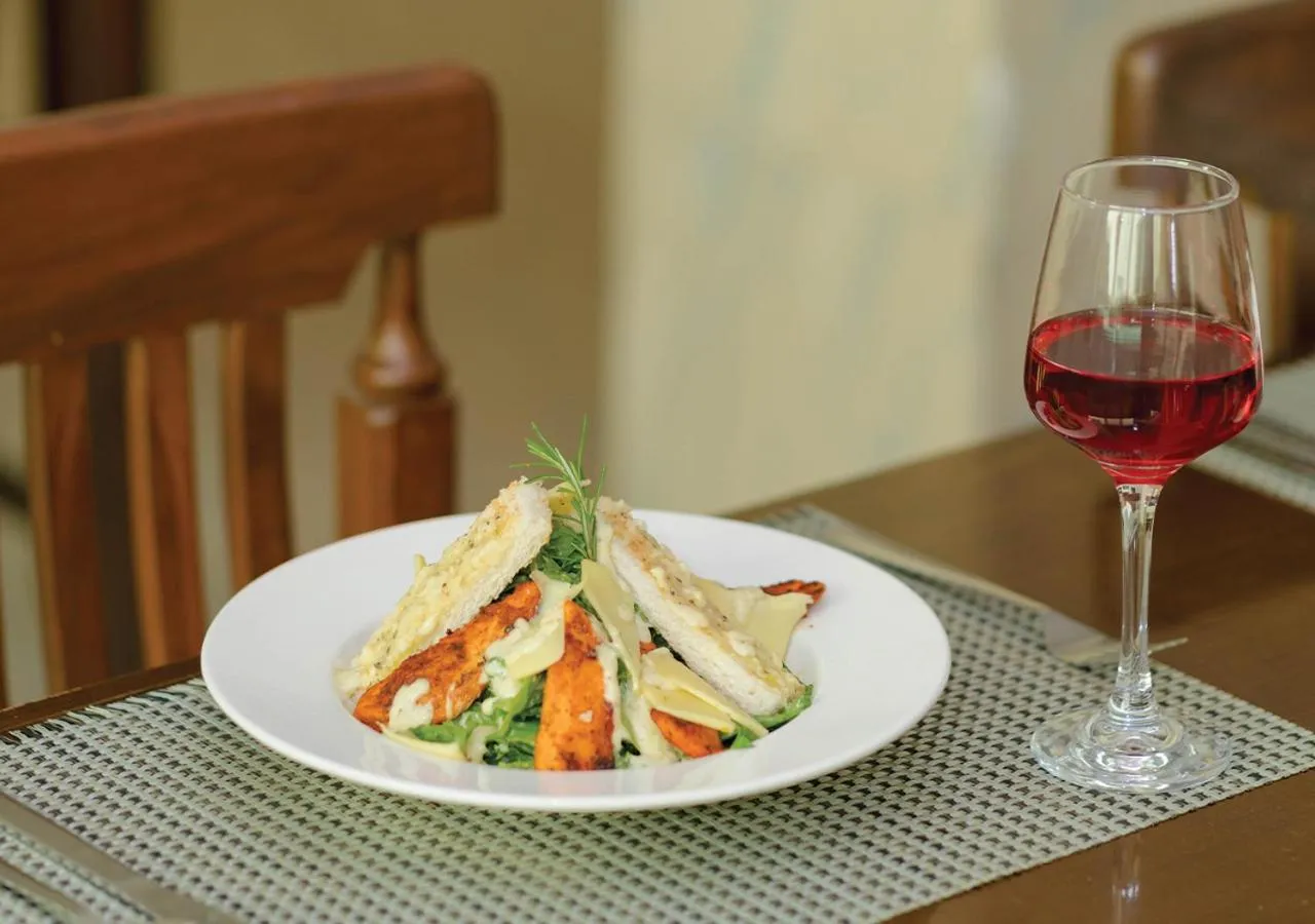 Restaurant/places to eat in Bojinee Resort