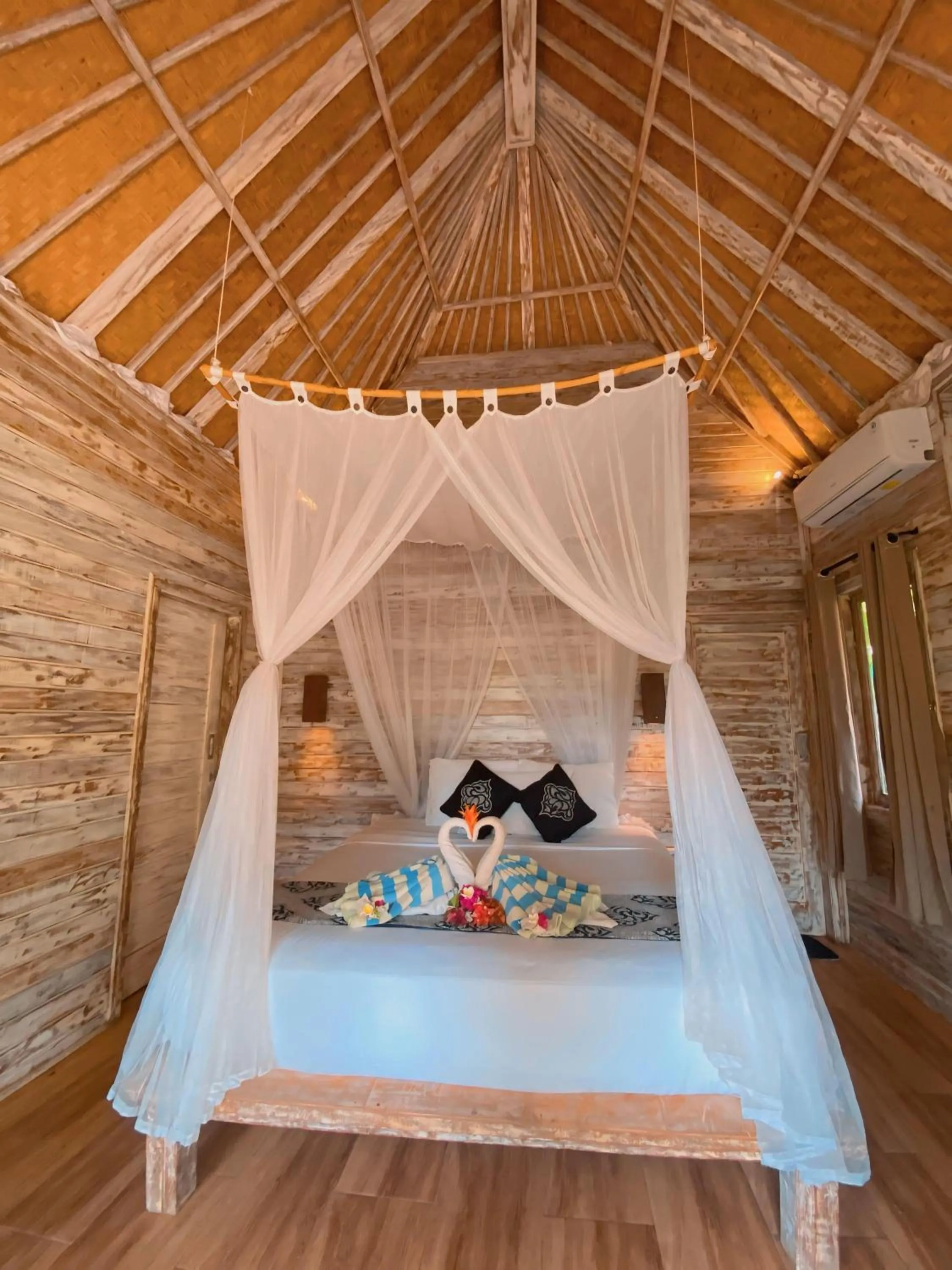 Bed in Harta Lembongan Villas