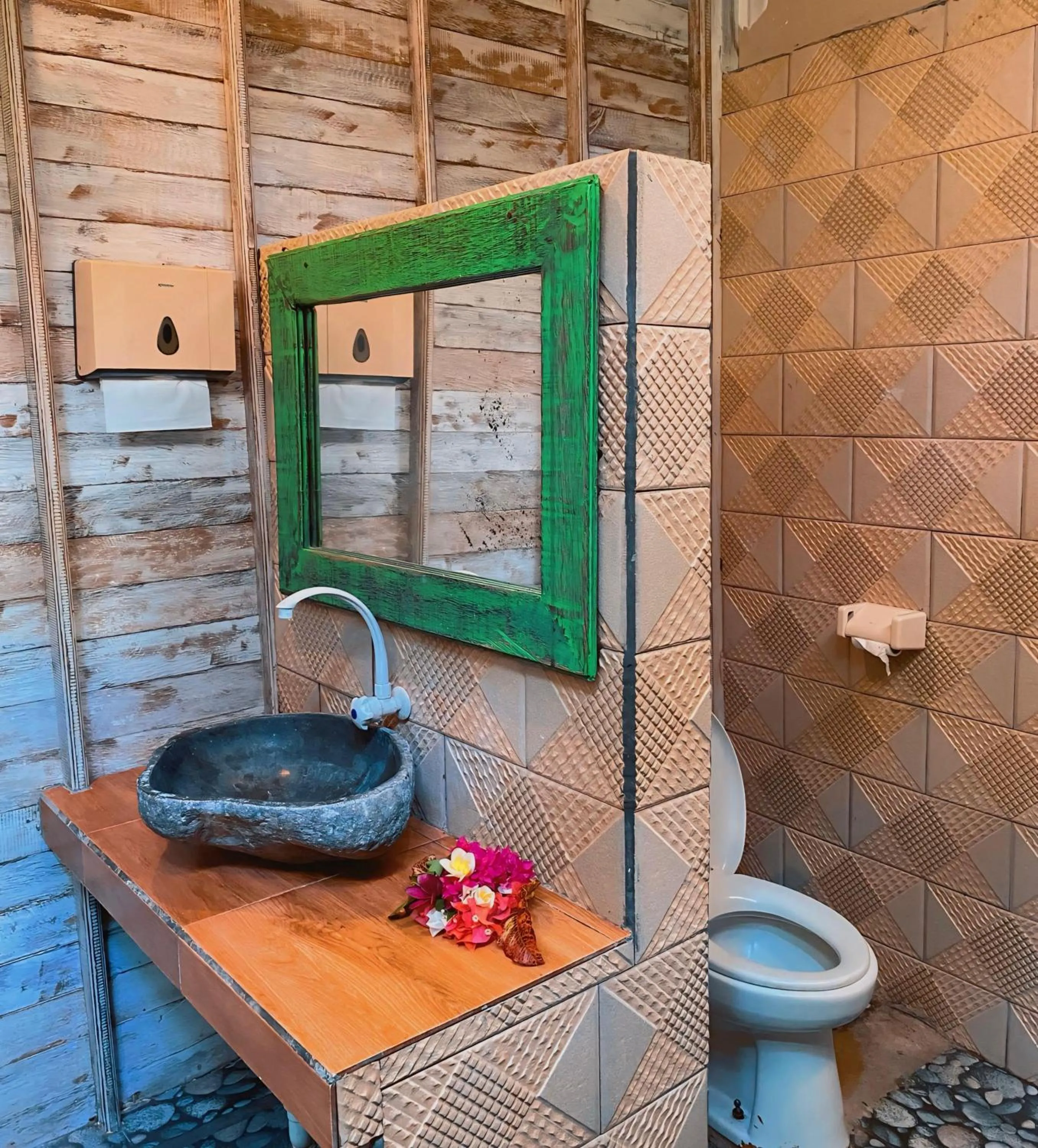 Shower in Harta Lembongan Villas