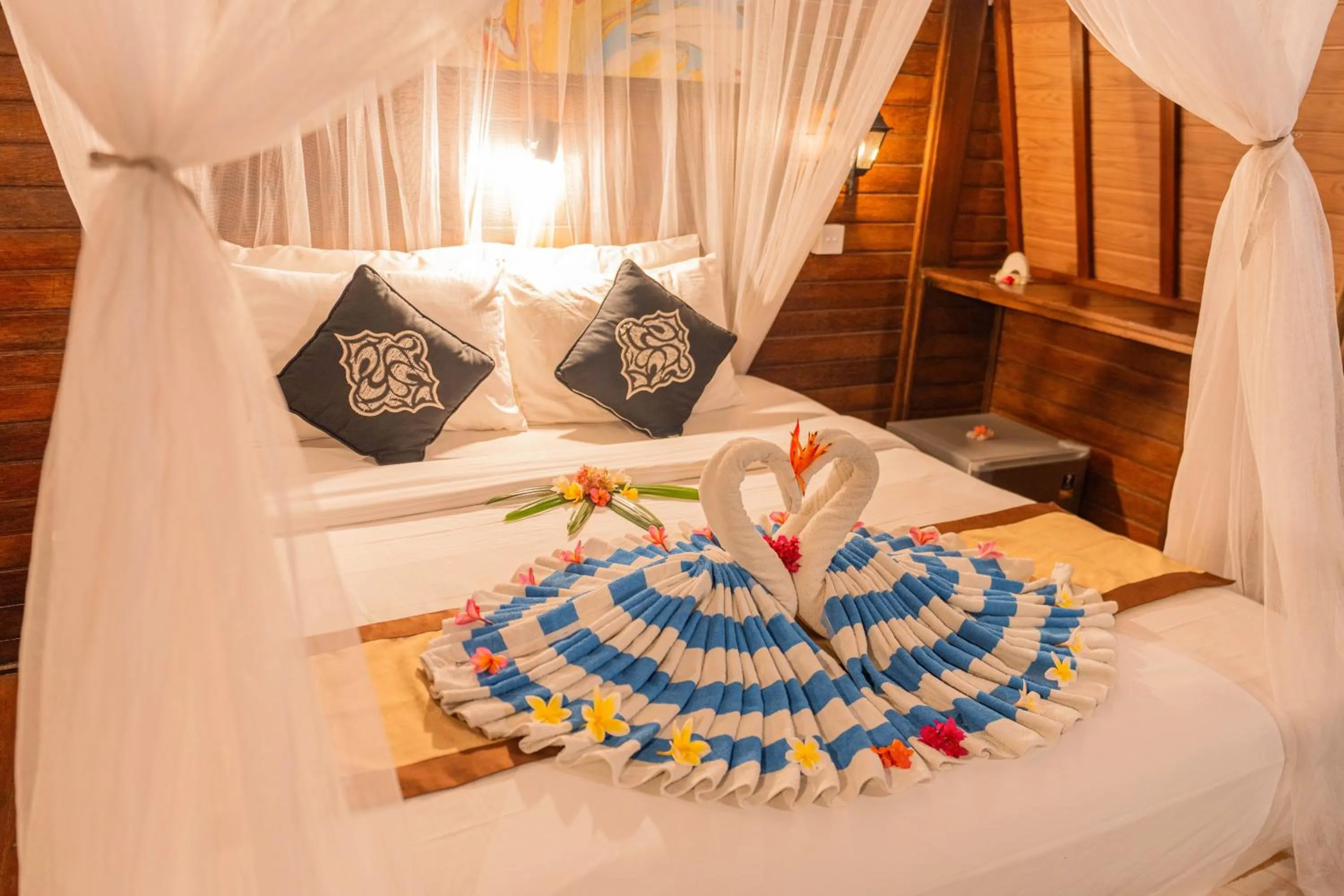 Bed in Harta Lembongan Villas